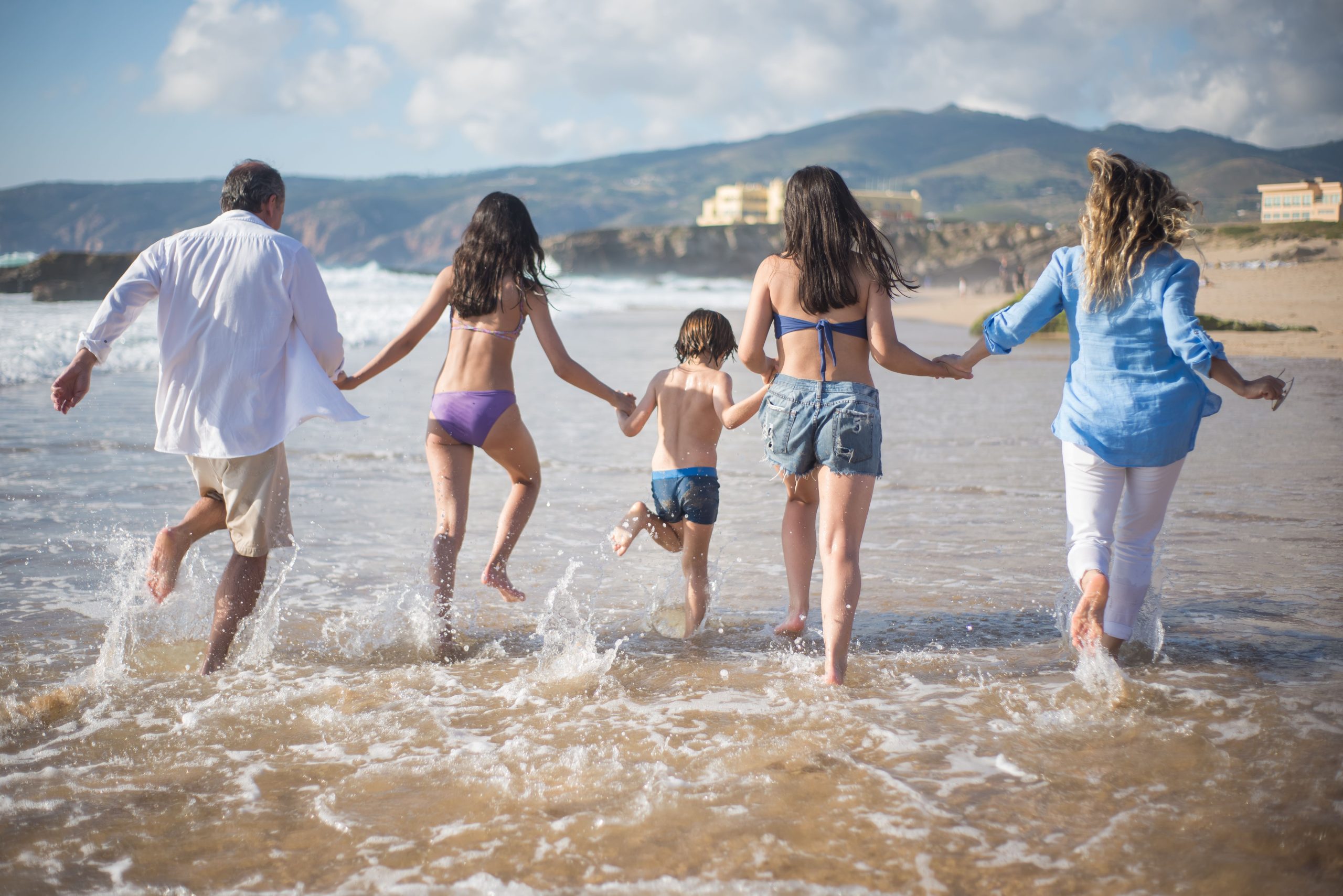 Famille courant dans l'océan par une belle journée