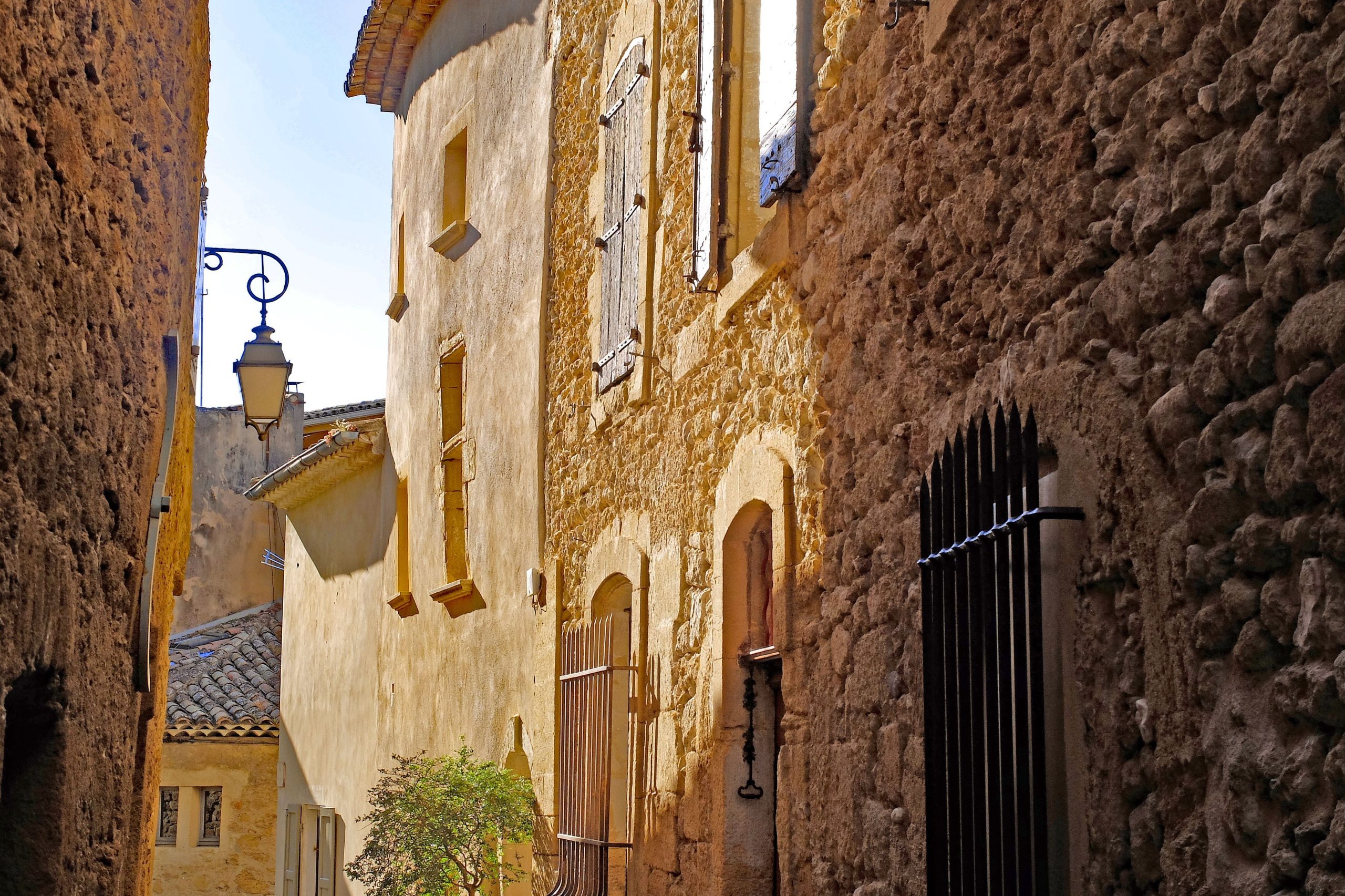 Allée ensoleillée village médiéval européen