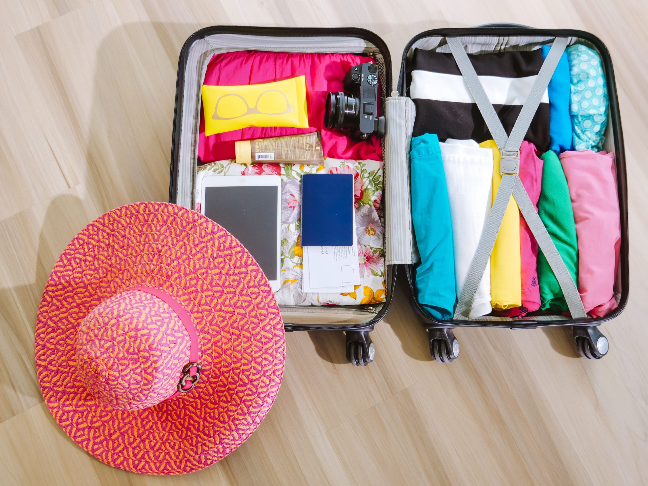 Valise ouverte prête voyage été organisé