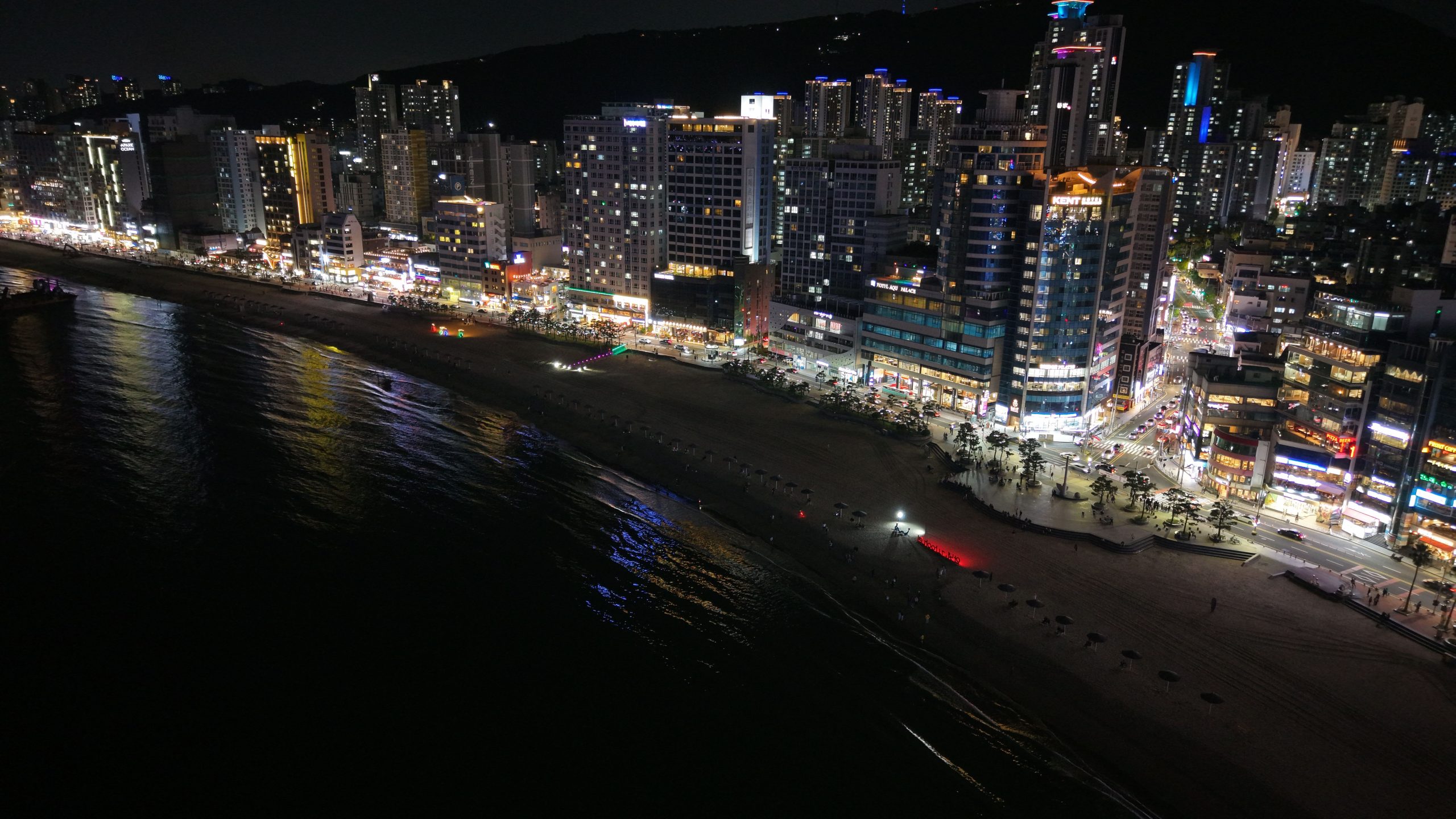 Skyline illuminé de Busan la nuit en bord de côte