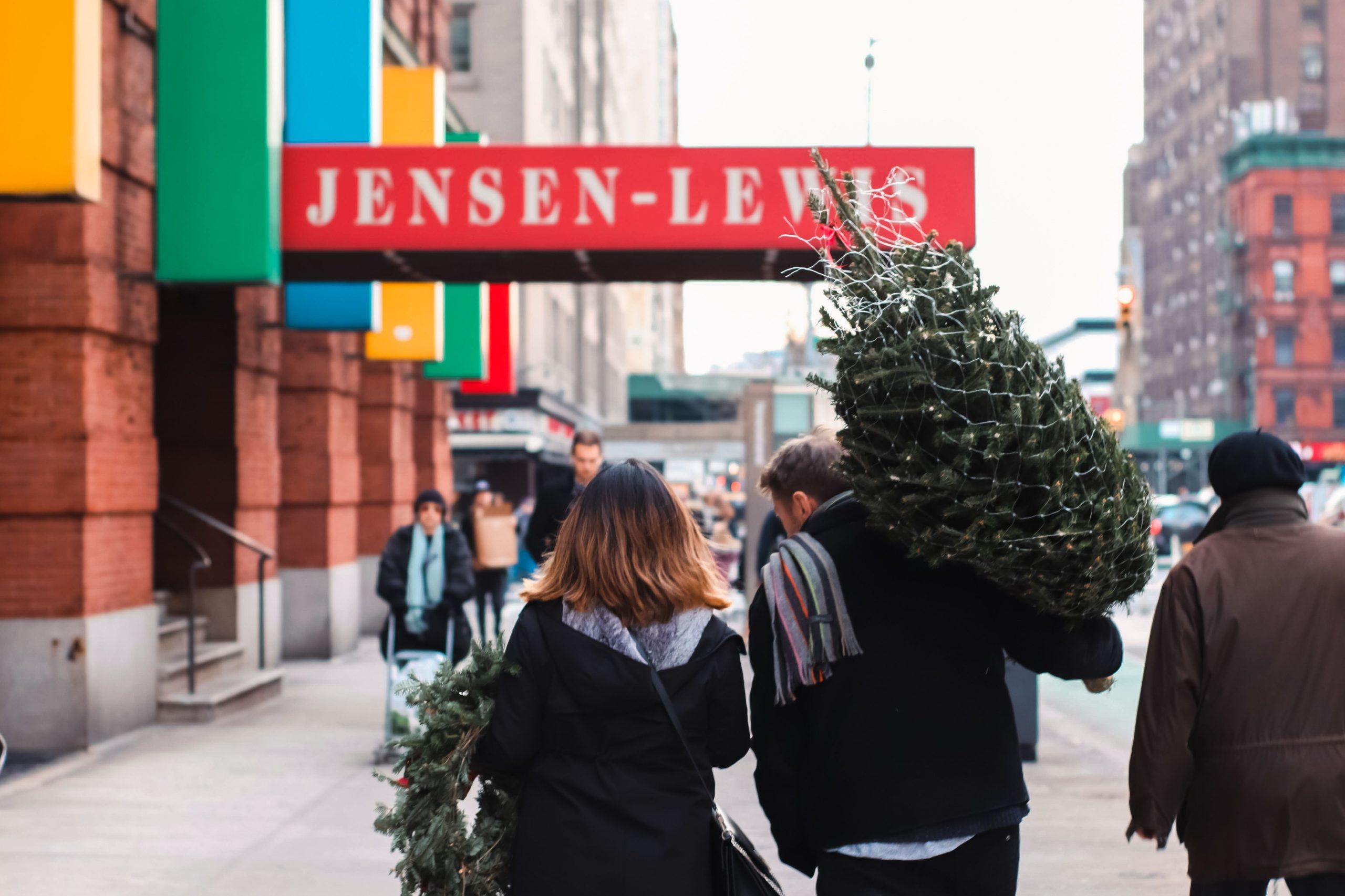 Couple portant sapin de Noel a New York