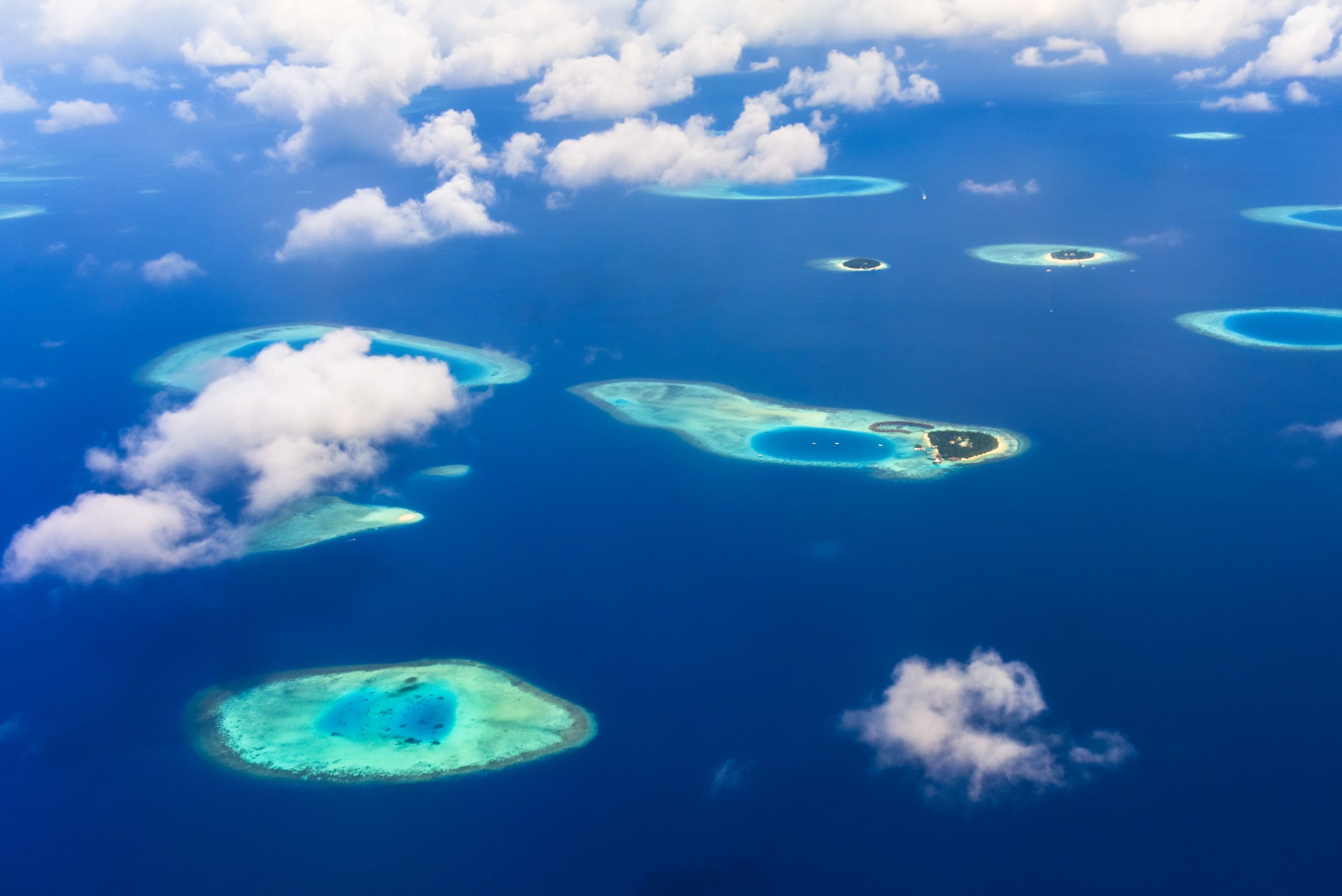 Vue aerienne iles tropicales eaux azurees spectaculaires