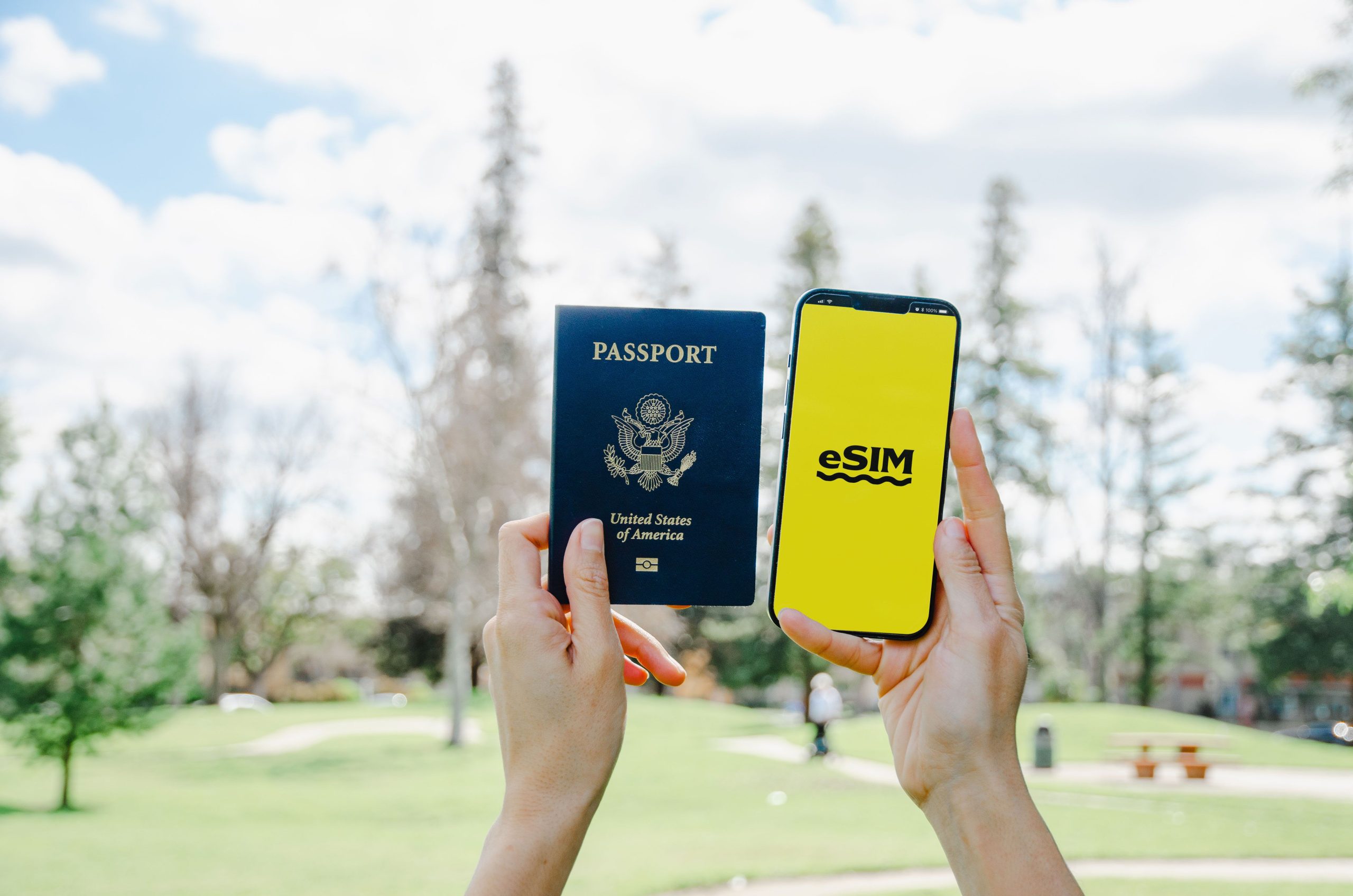 Passeport et smartphone avec application eSIM