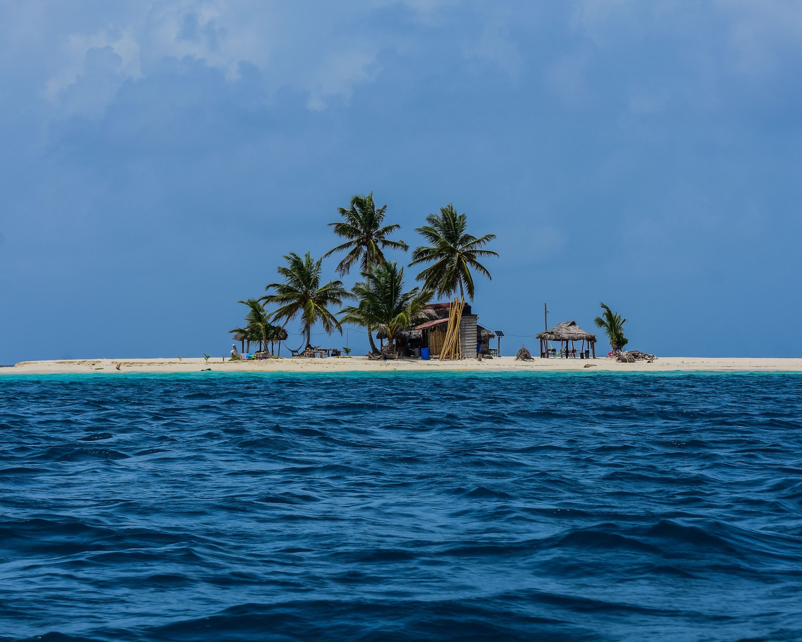 Ile tropicale sereine avec palmiers et ocean bleu