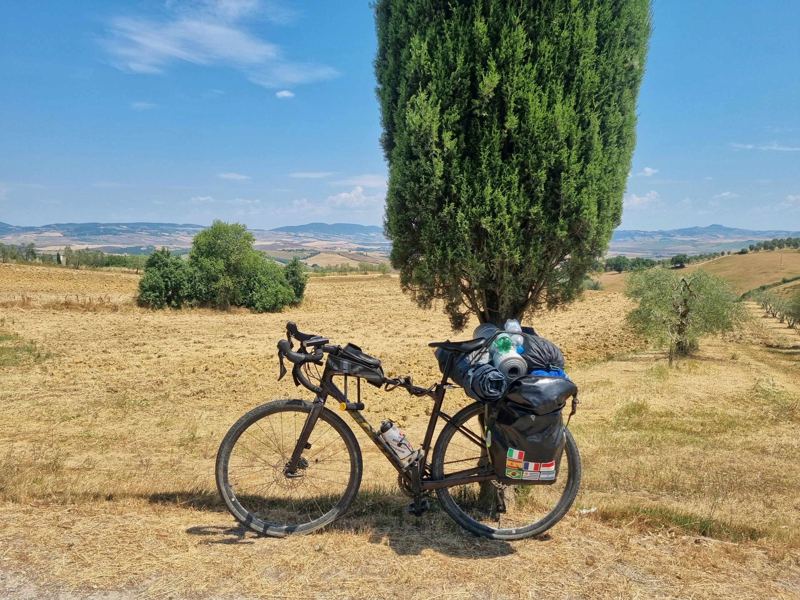 Vélo équipé sous un arbre en Toscane
