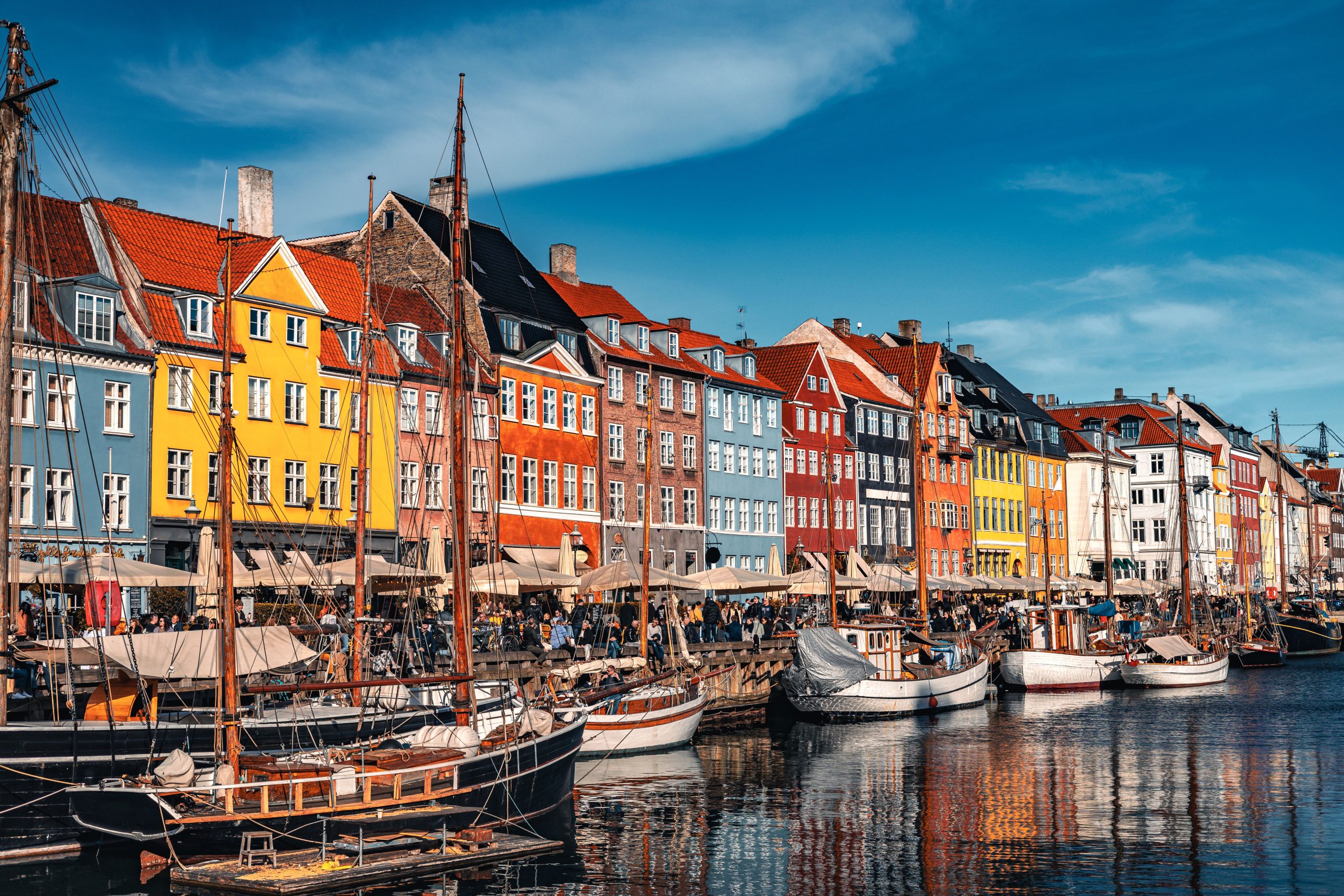 Vue animée de Nyhavn avec bateaux et couleurs