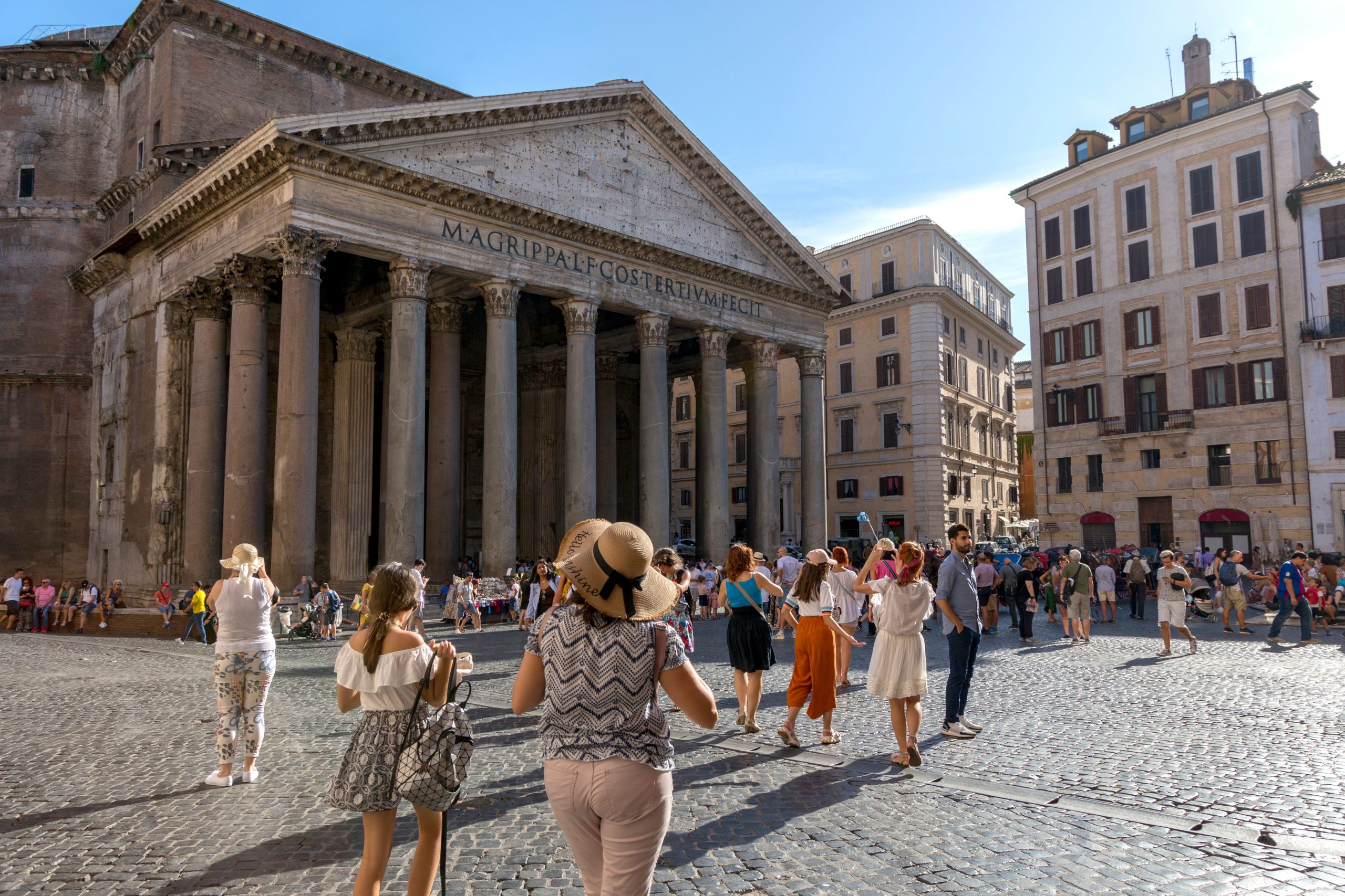 Touristes visitant le Panthéon romain ensoleillé