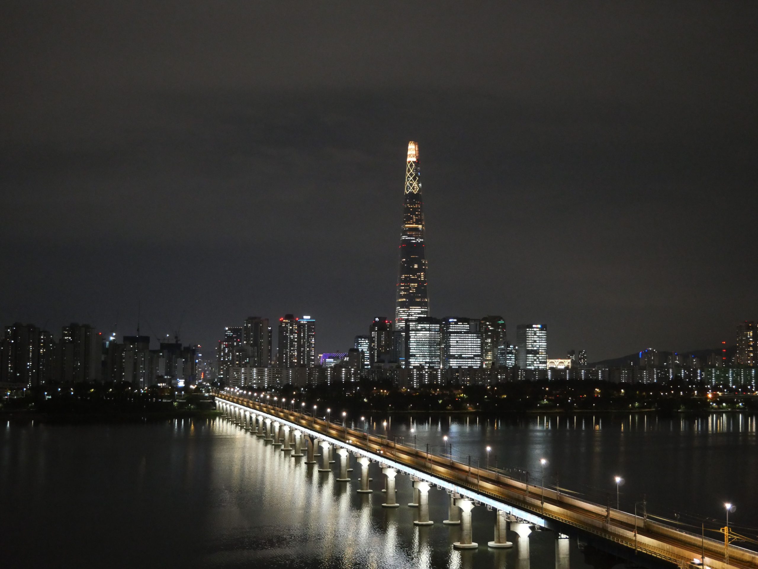 Skyline de Séoul la nuit avec la Lotte World Tower