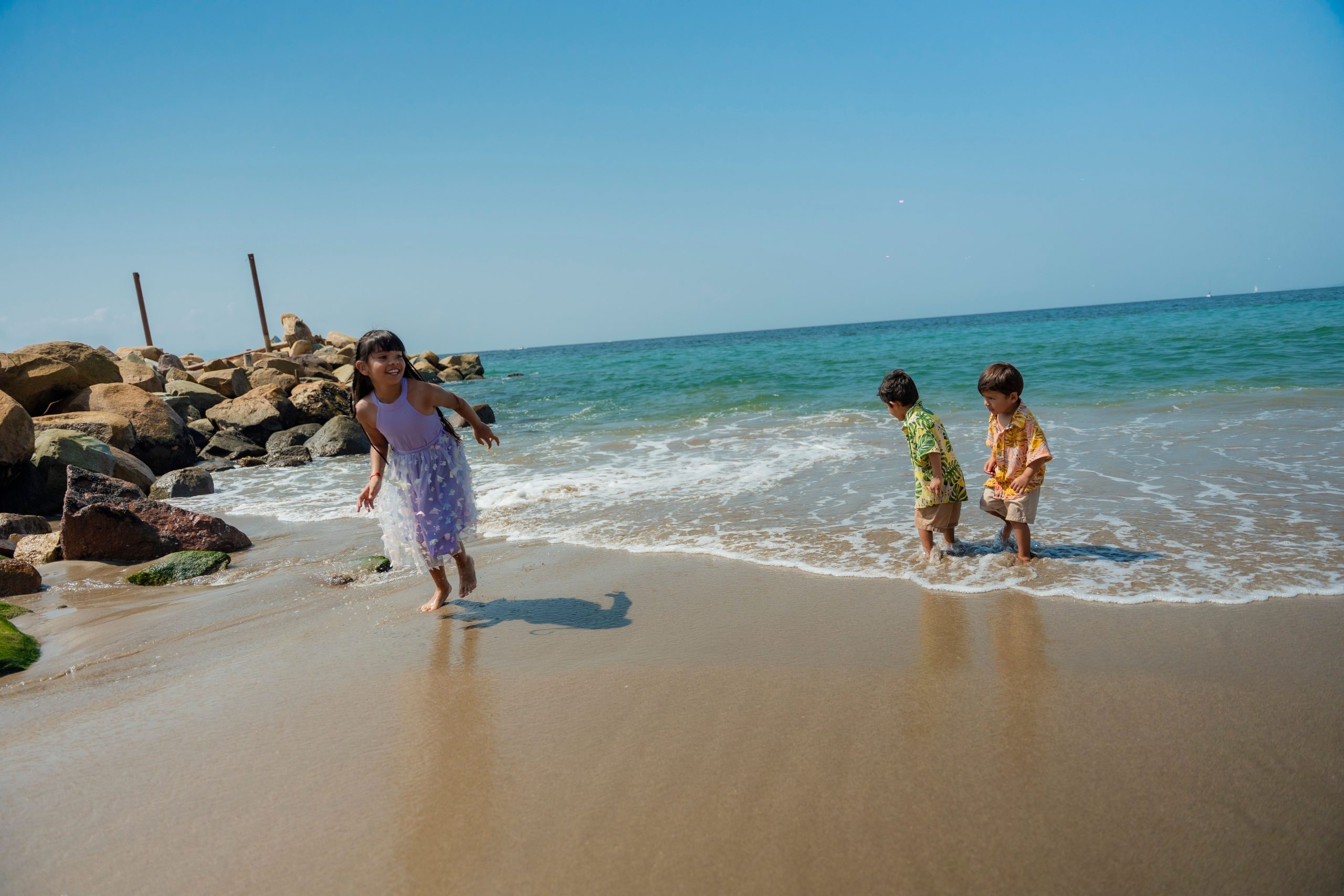 Enfants jouant joyeusement au bord de la mer