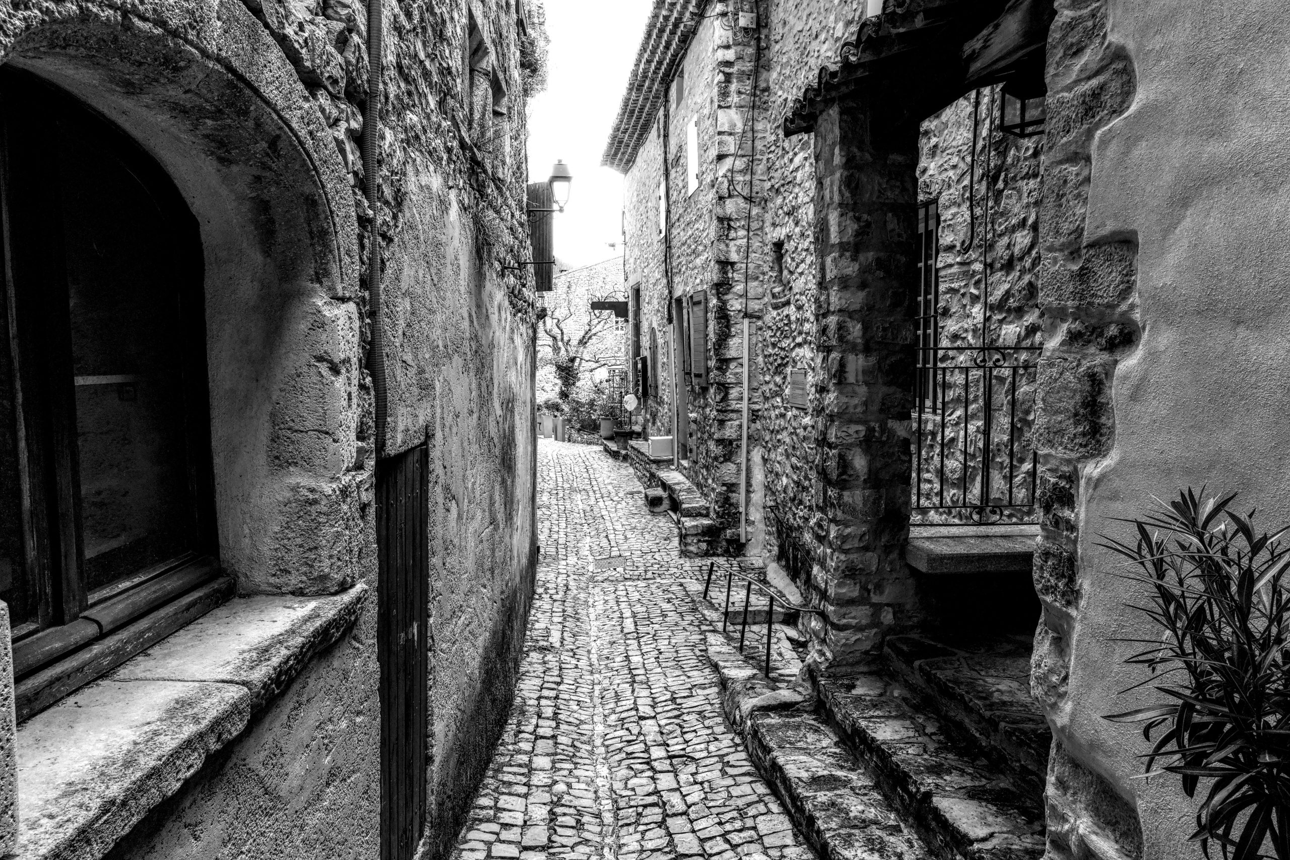 Ruelle médiévale catalane aux pierres rustiques