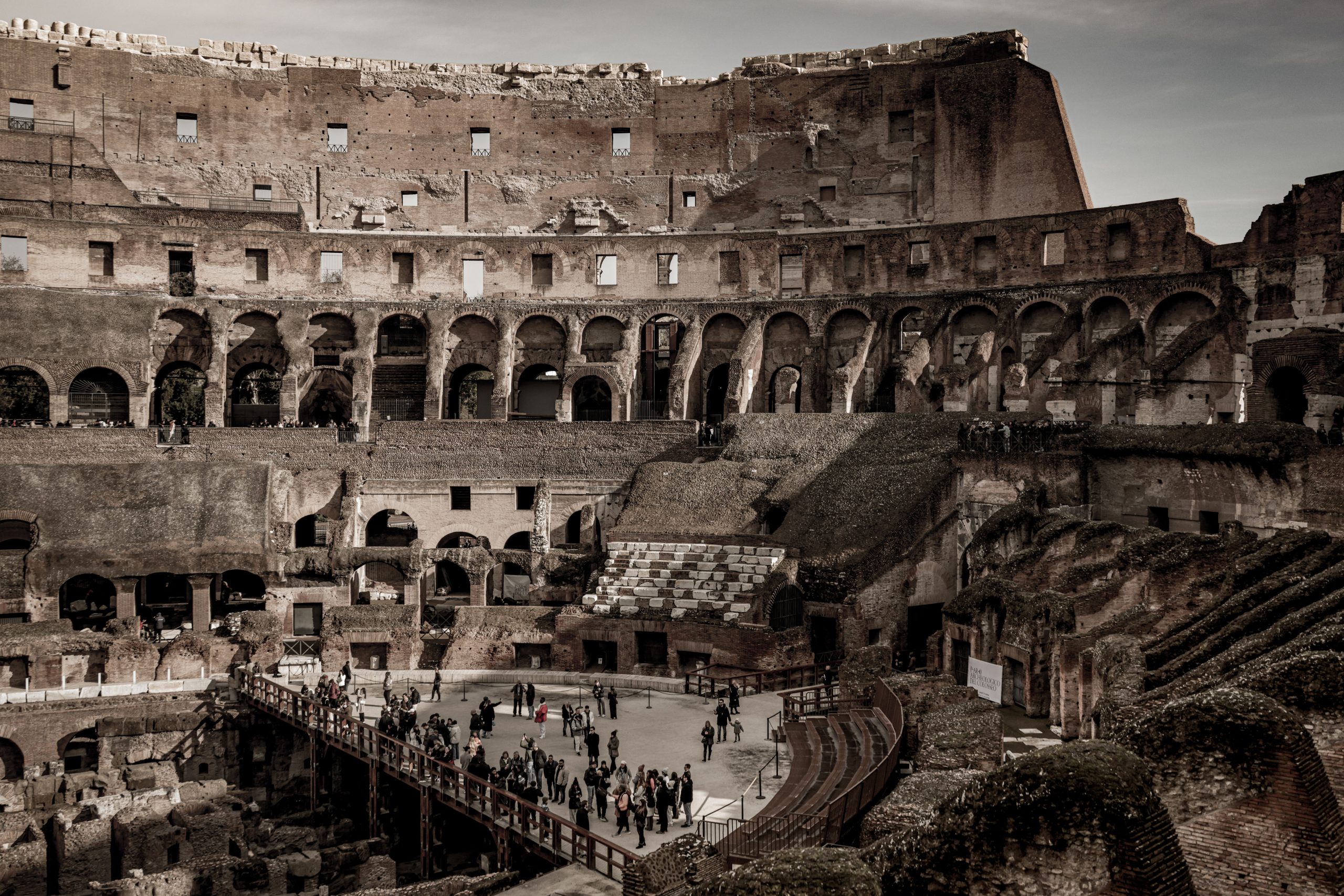 Intérieur ruiné du Colosseum avec touristes