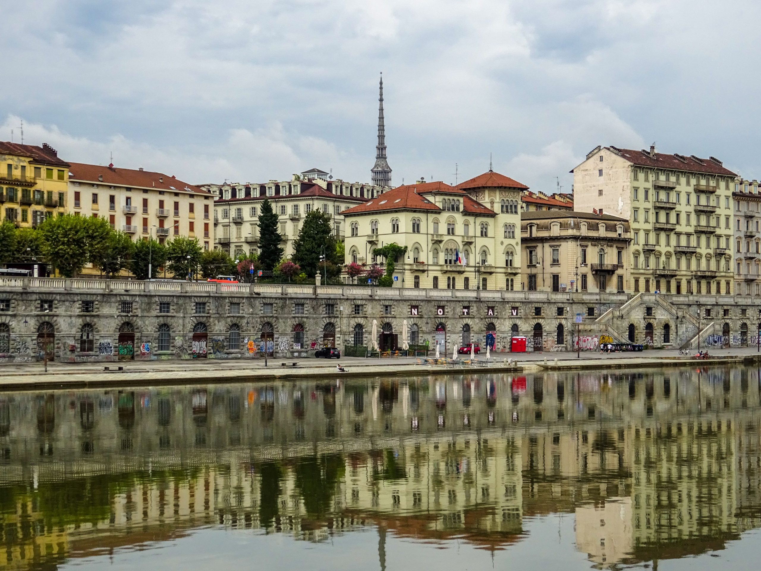 Architecture historique de Turin reflétée dans la rivière
