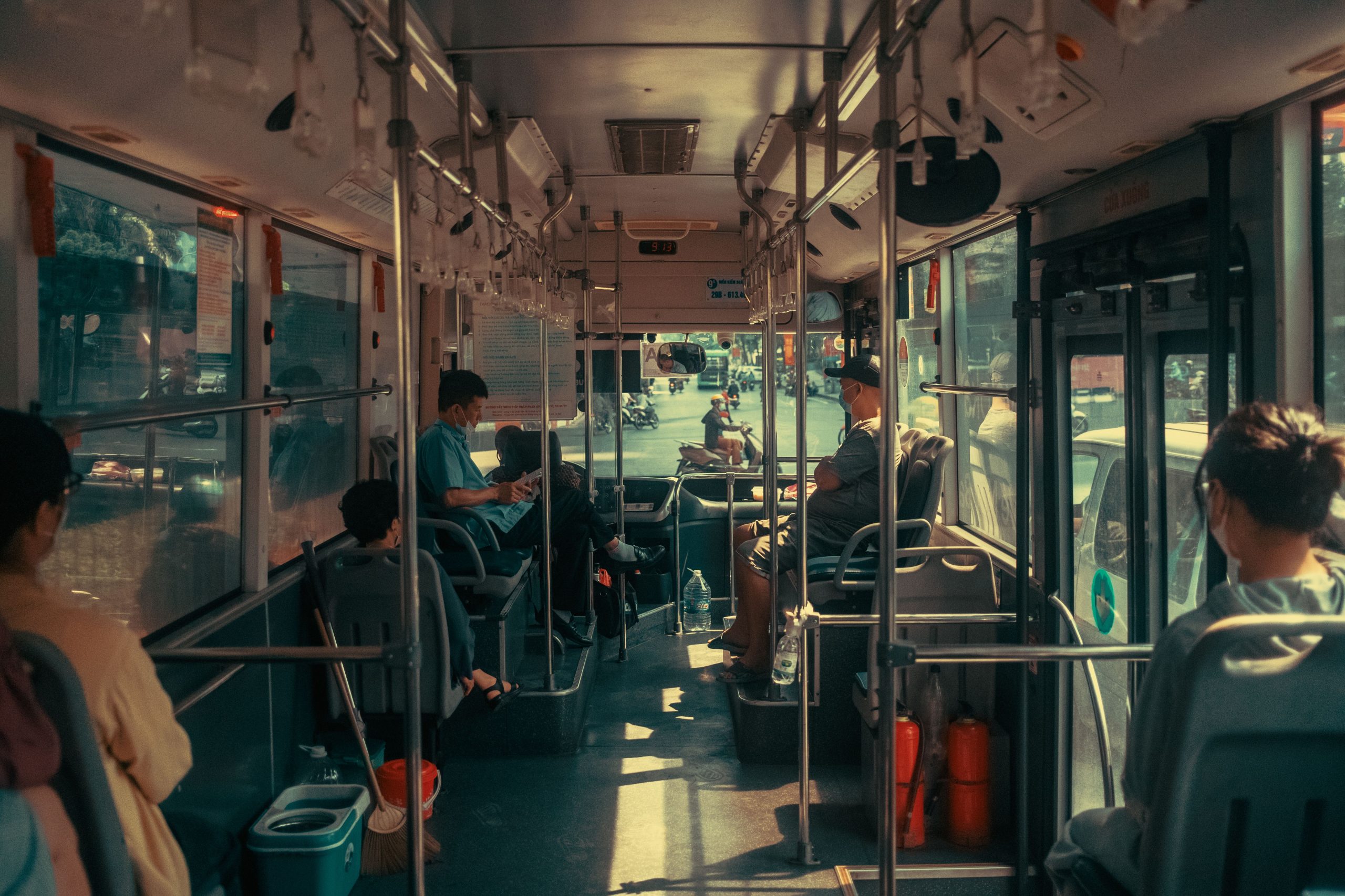 Vue intérieure bus urbain avec passagers assis