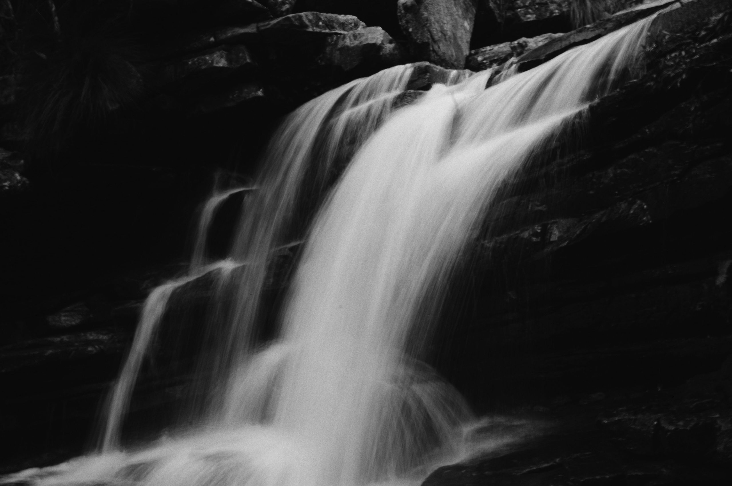 Cascade en noir et blanc avec exposition longue