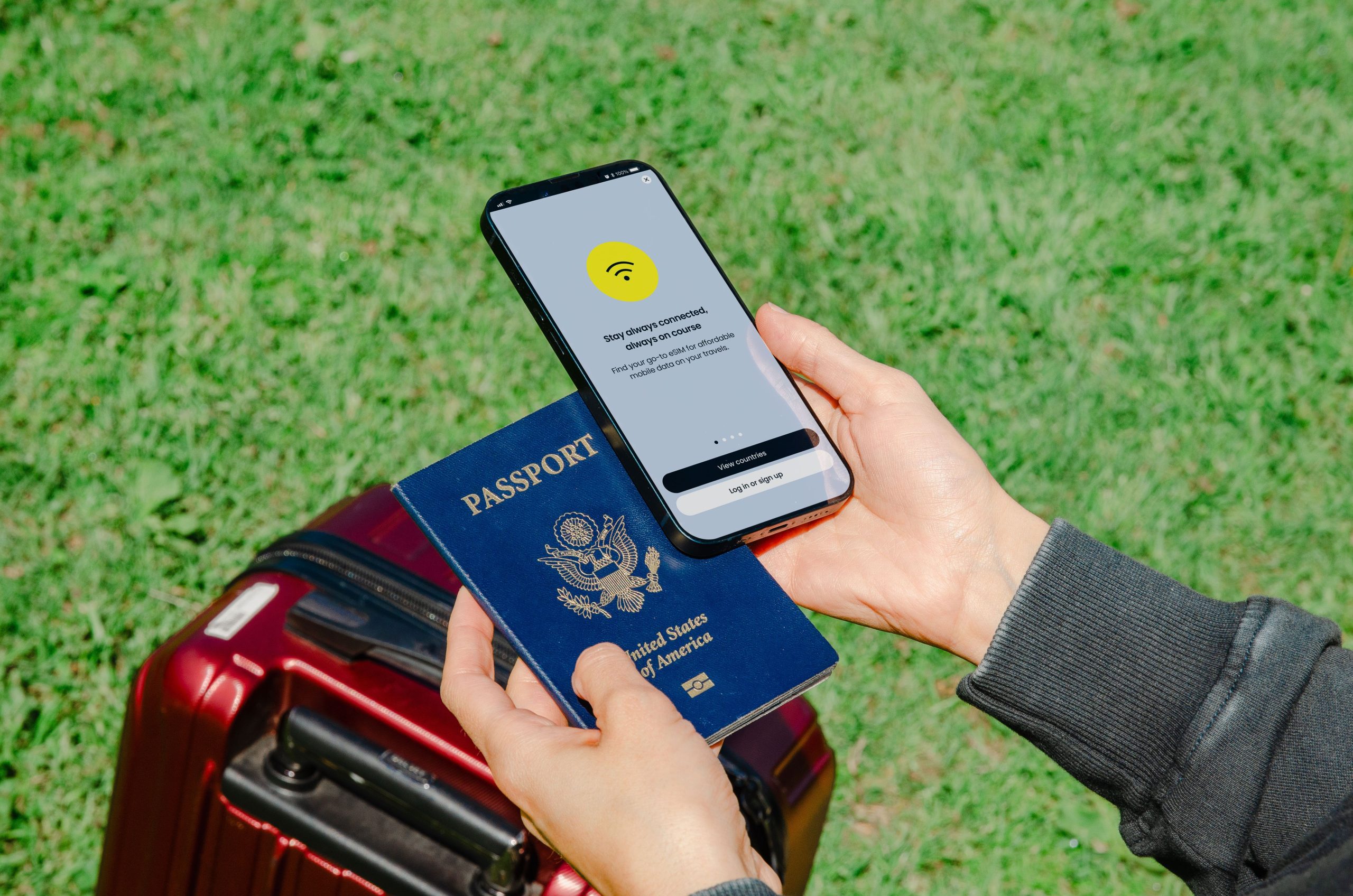 Mains tenant passeport et smartphone sans connexion en voyage