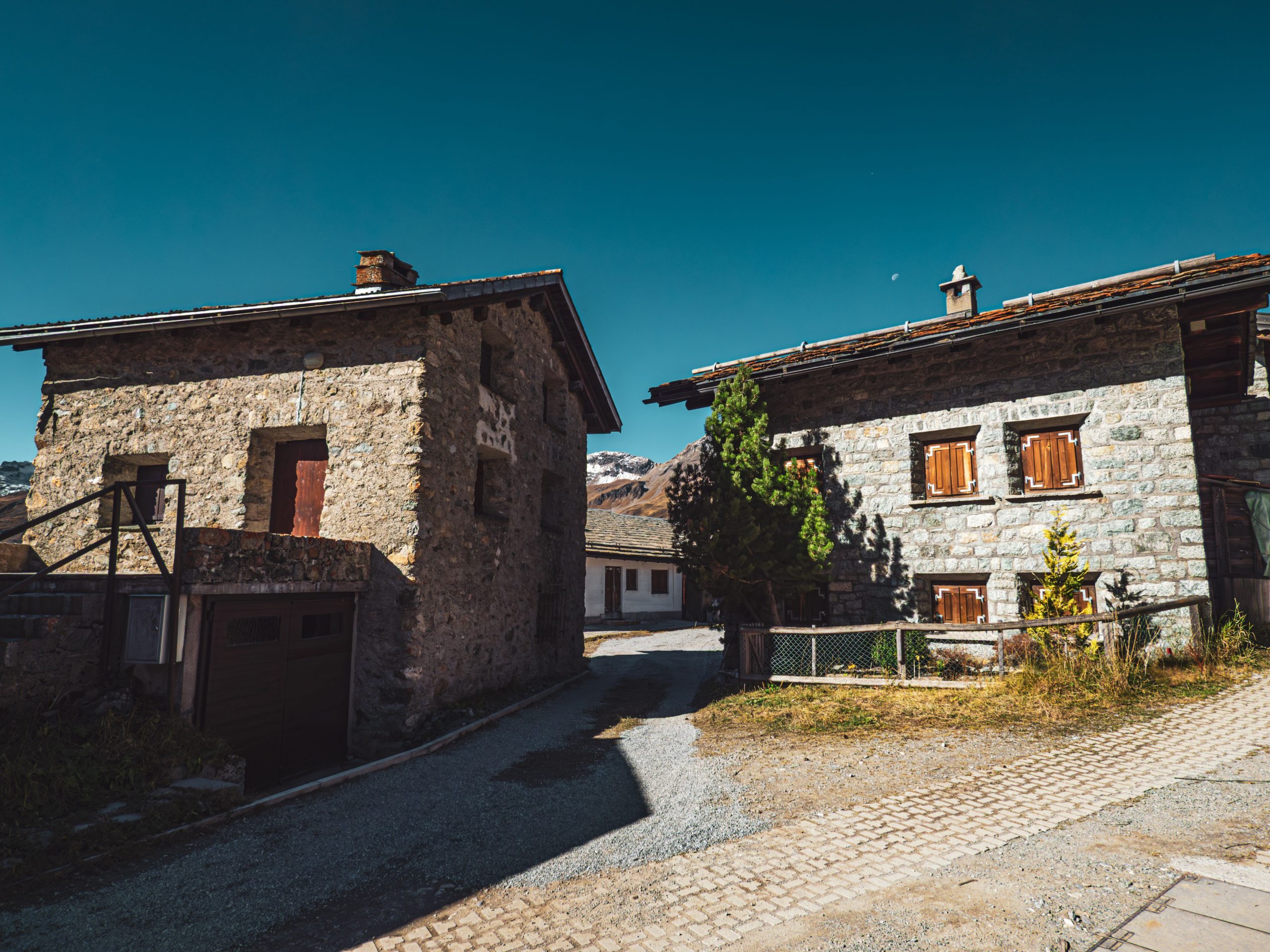 Maisons en pierre rustiques de Surses Suisse