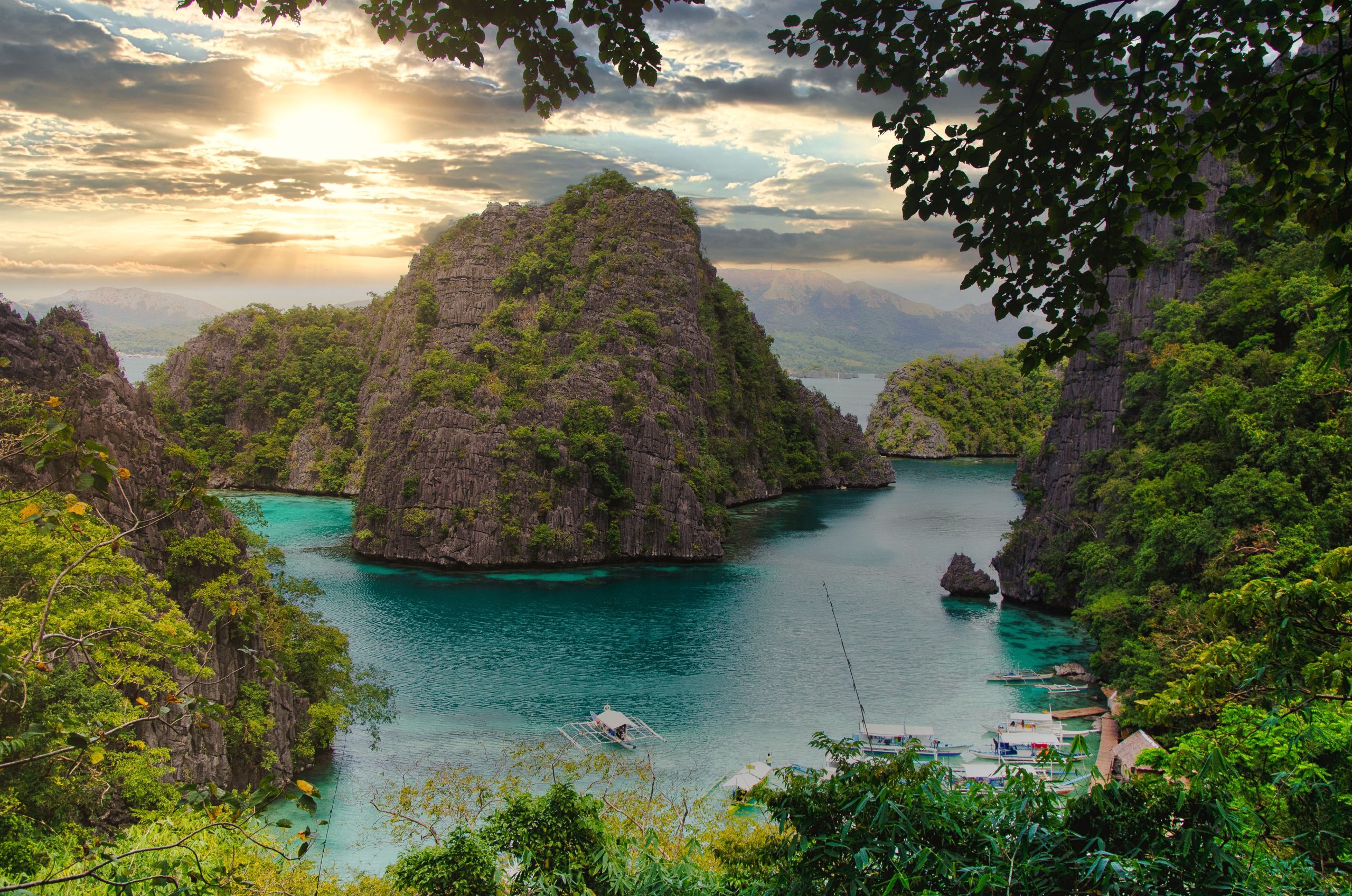Baie de Coron au coucher de soleil avec falaises calcaires