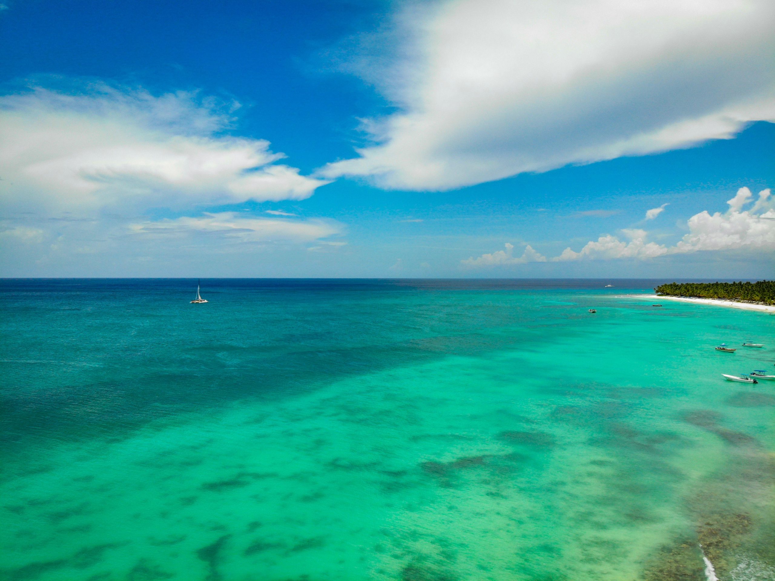 Vue aerienne spectaculaire d'une plage turquoise
