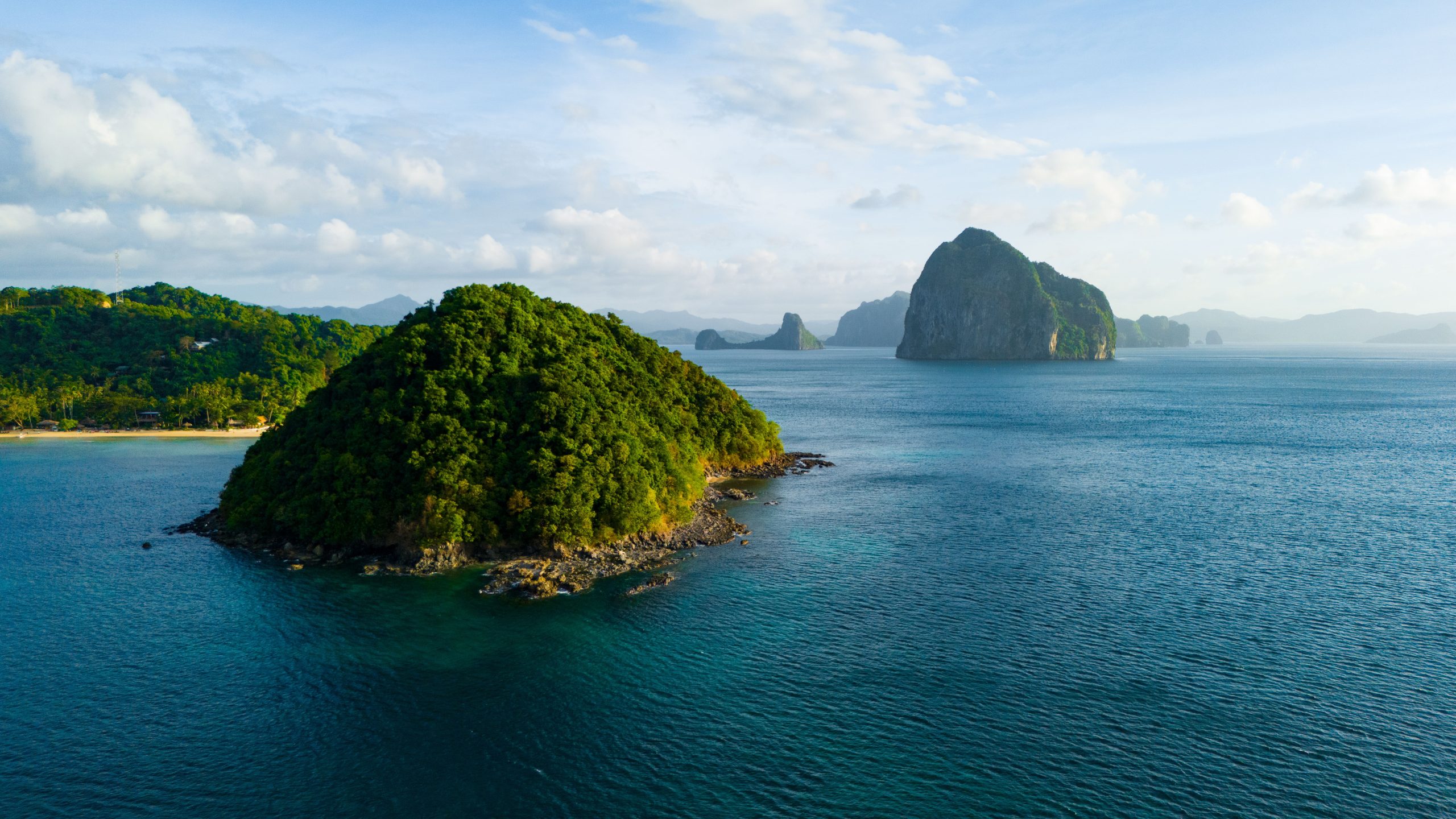 Vue aérienne des îles verdoyantes d'El Nido aux Philippines