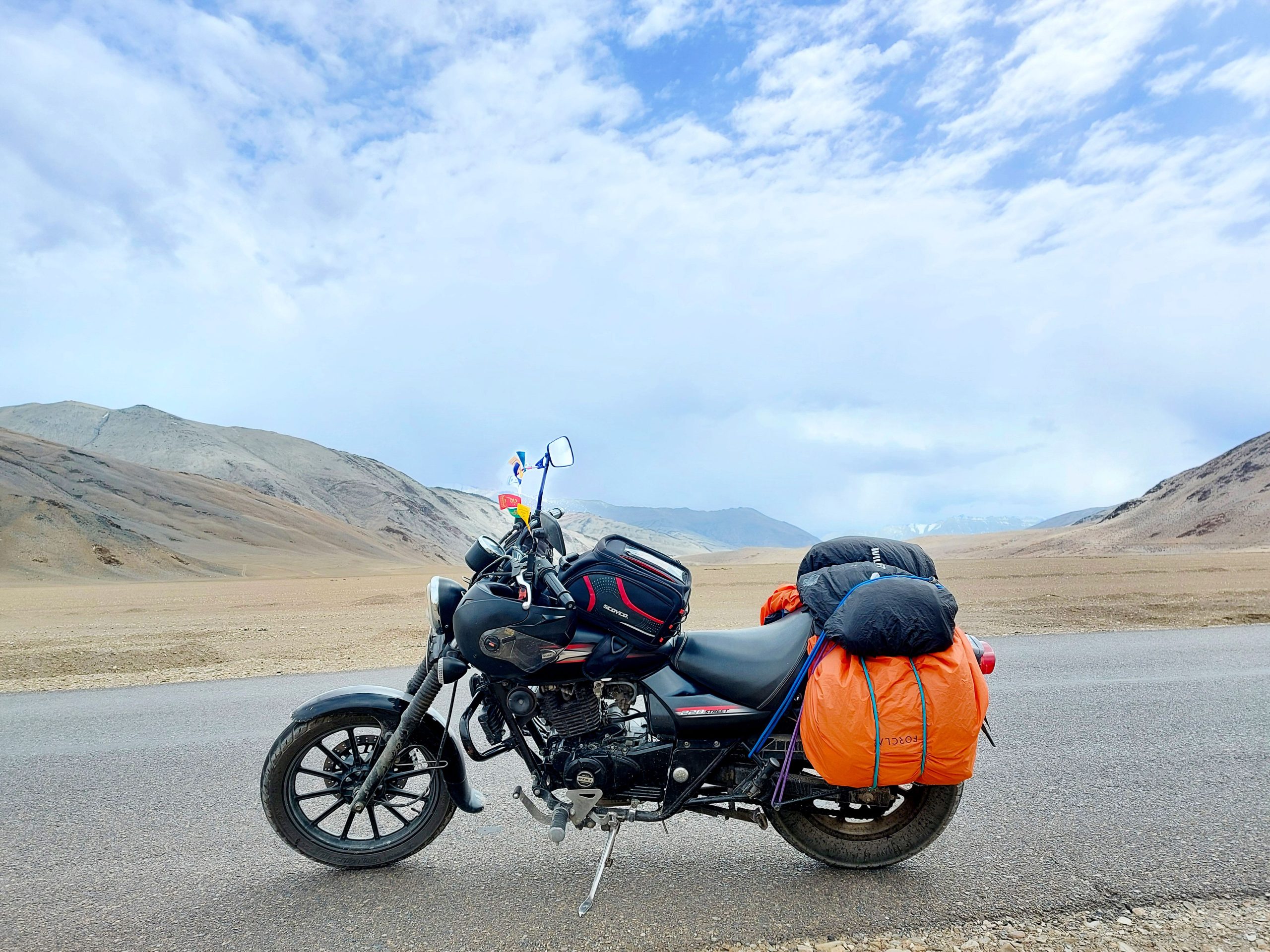 Moto paysage désert aride ciel bleu