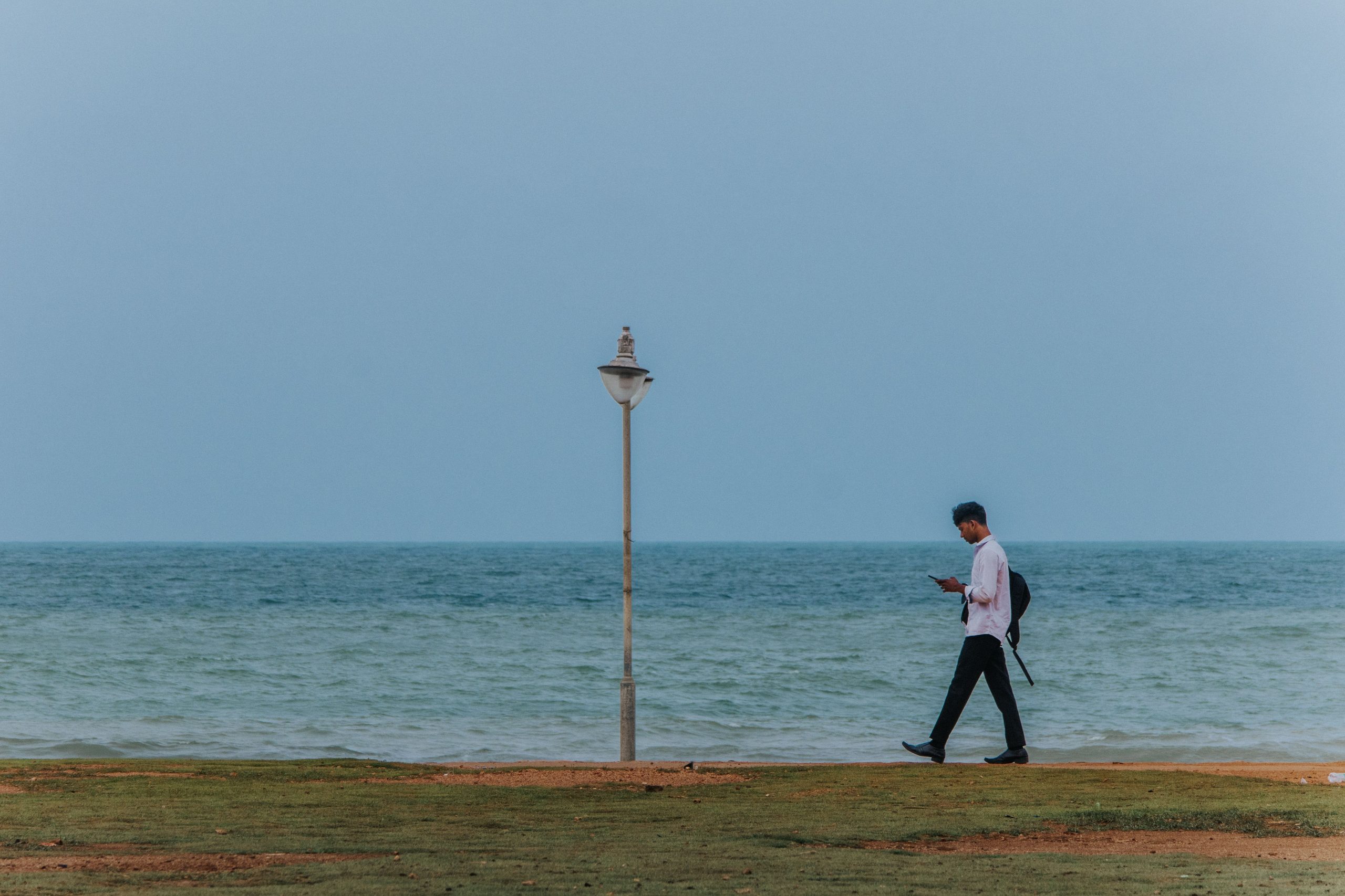 Homme marchant sur la plage de Colombo