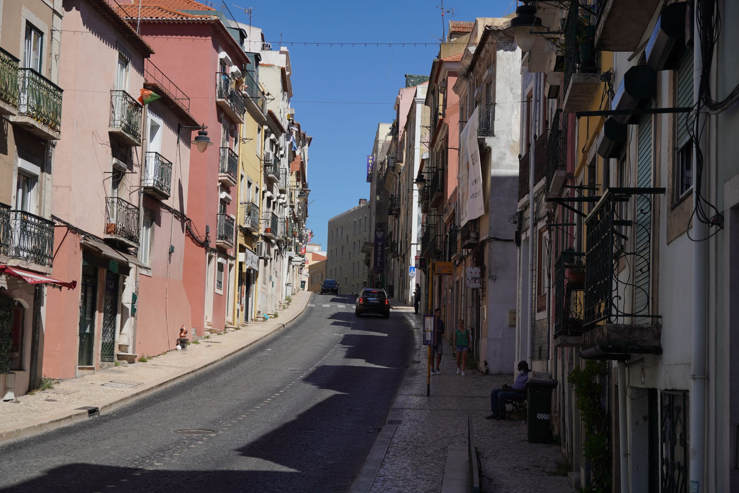 Rue pittoresque de Lisbonne avec bâtiments colorés