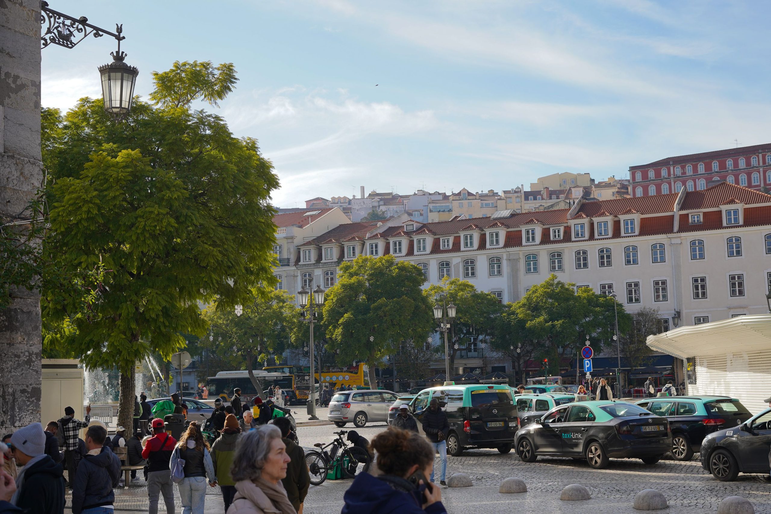 Rue animée de Lisbonne avec architecture européenne classique