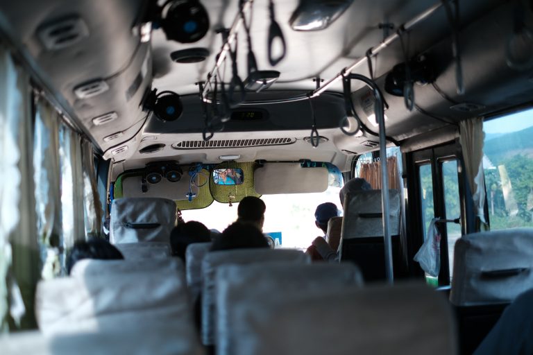 Location bus 30 places avec chauffeur : combien ça coûte vraiment ?