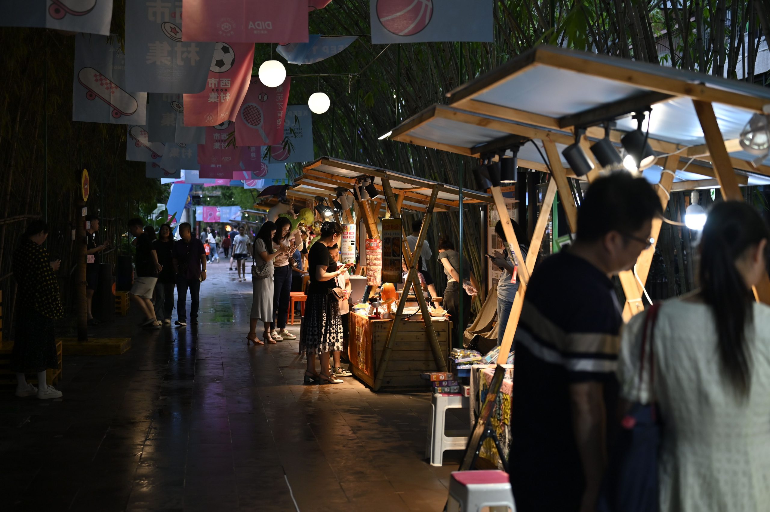 Marché nocturne vibrant et atmosphère conviviale