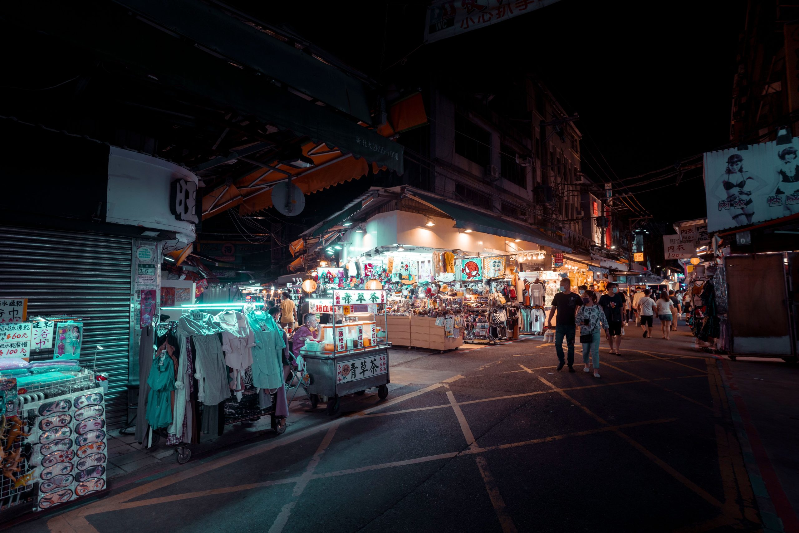 Marché nocturne coloré sous lumières néon