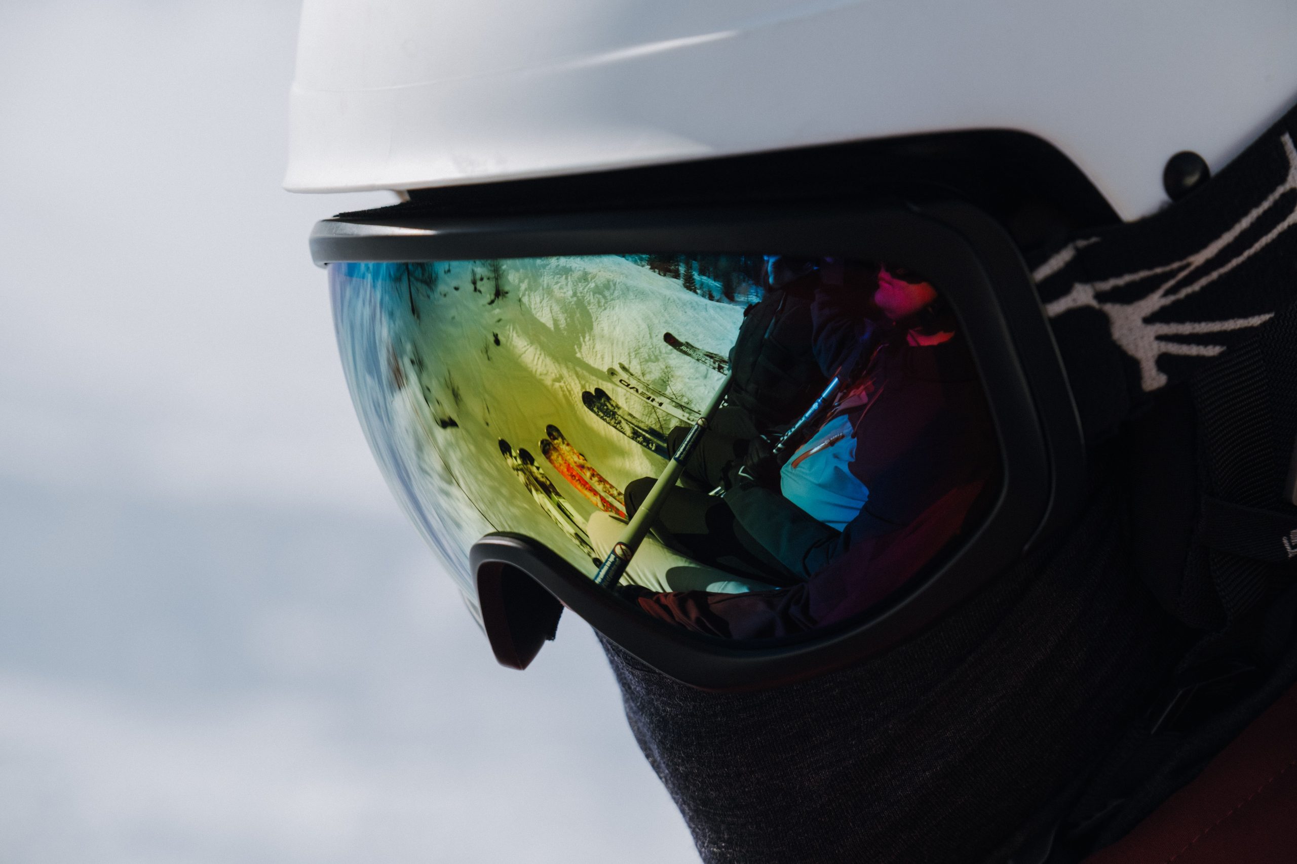 Masque ski refletant les skieurs sur pente enneigee