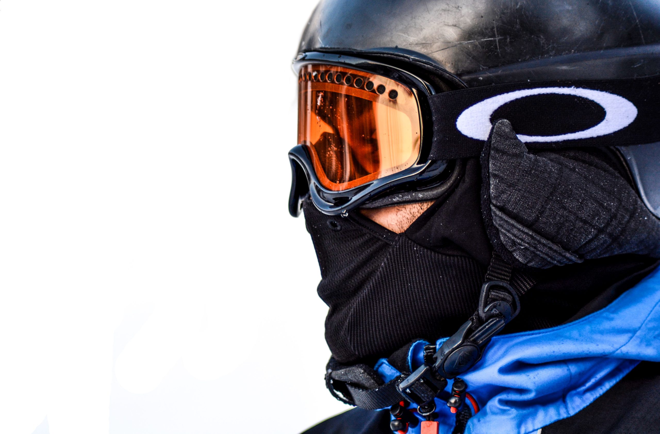Skieur portant masque protecteur sur fond blanc