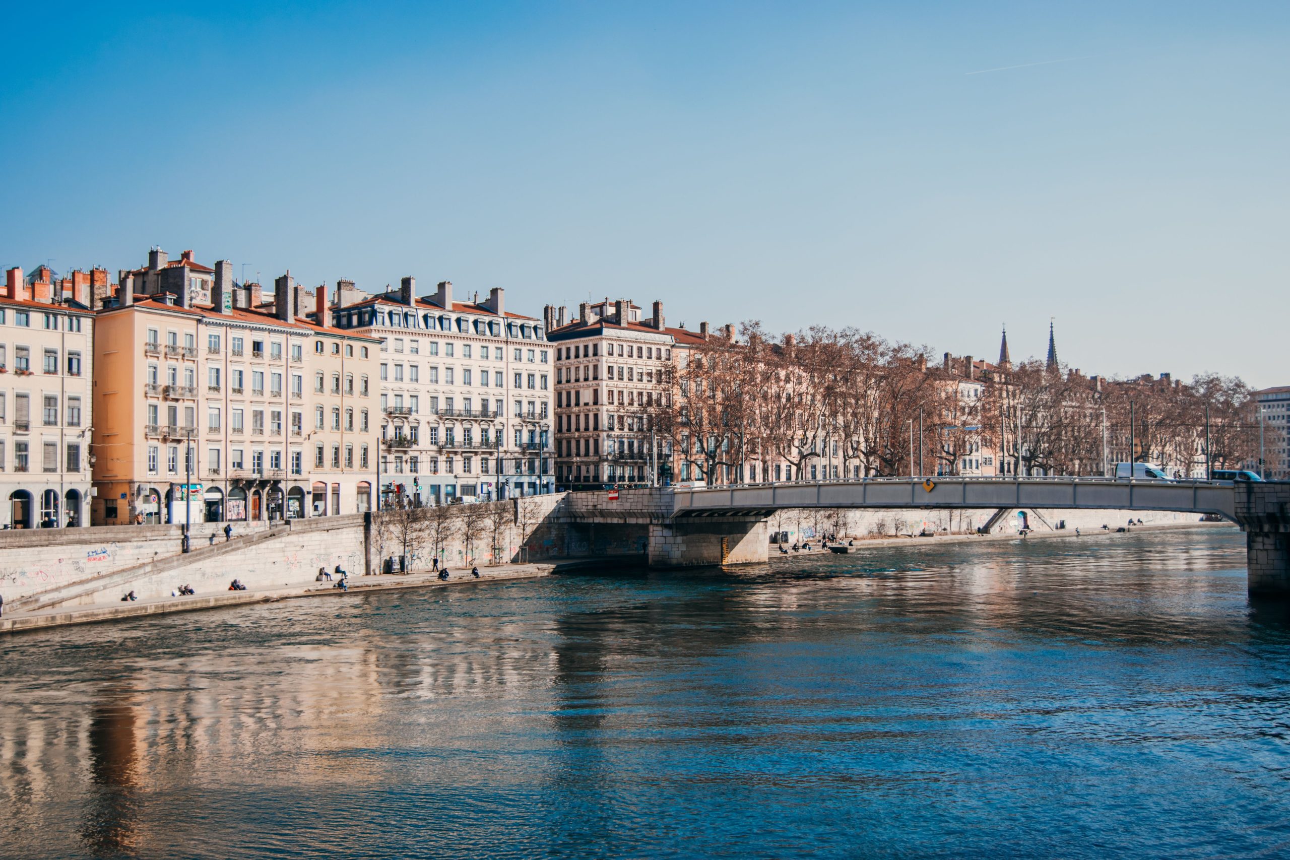 Architecture du quai lyonnais reflétée dans l'eau