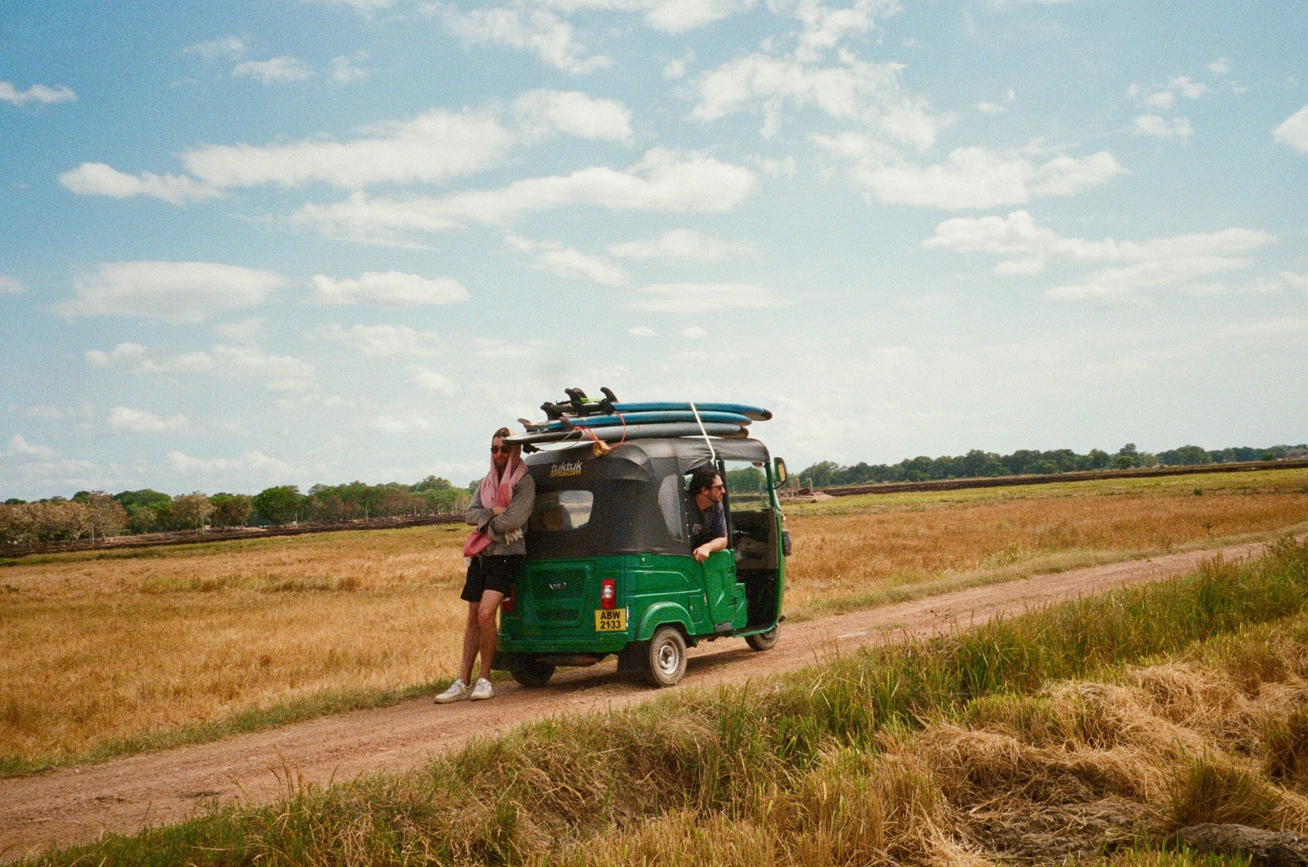 Voyageurs avec planches de surf en tuk-tuk