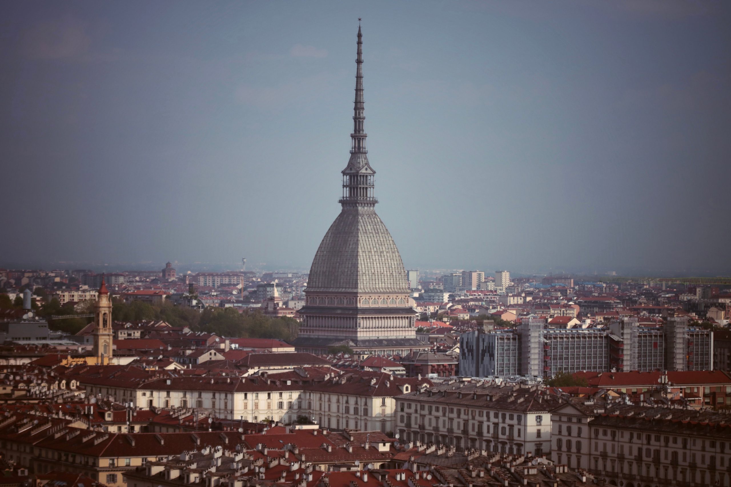 Skyline de Turin et la Mole Antonelliana sous ciel dégagé