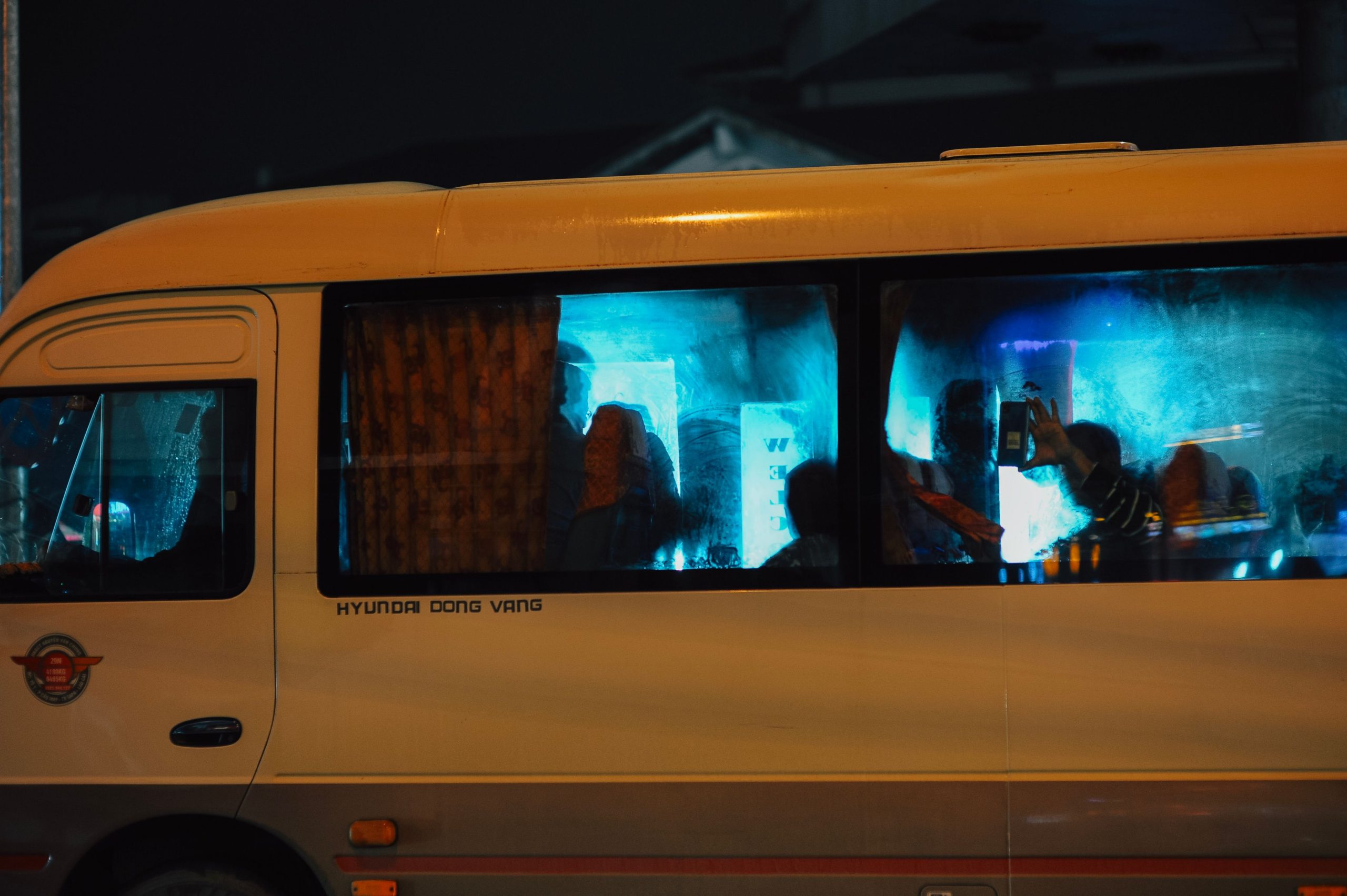 Passagers silhouettes bus nuit lumières ville