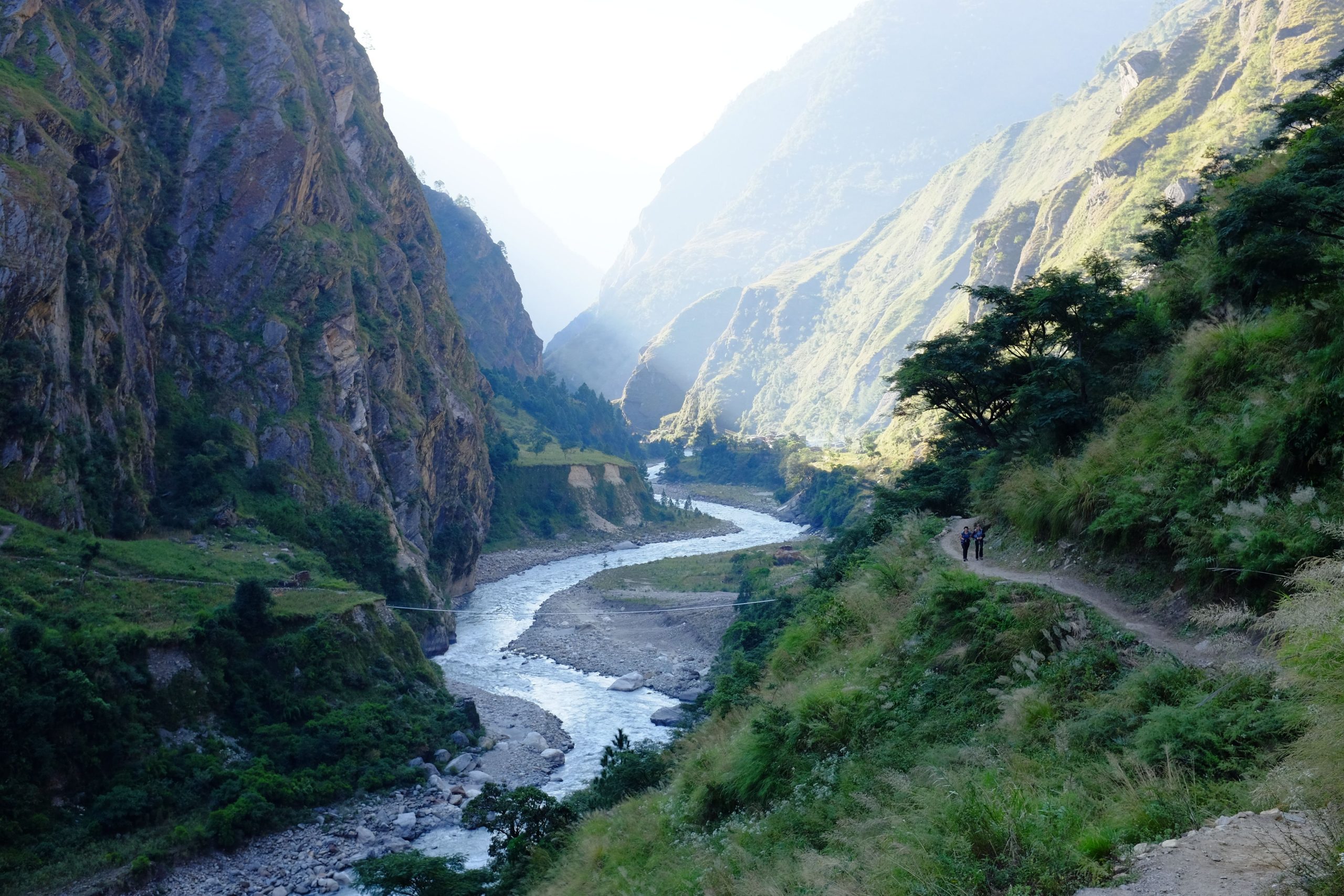 Rivière traversant une vallée verdoyante himalayenne