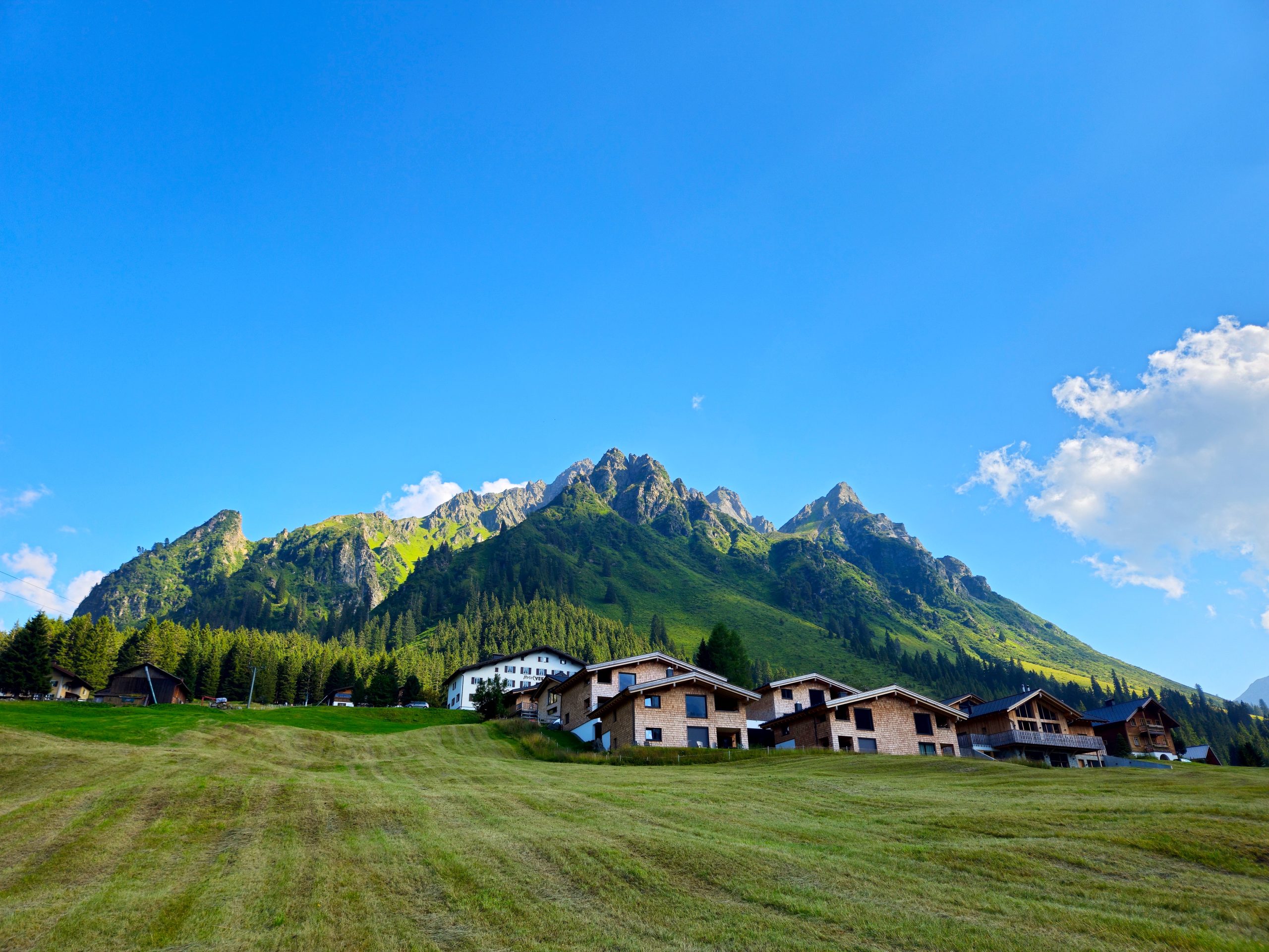 Vue alpine spectaculaire du Vorarlberg en été