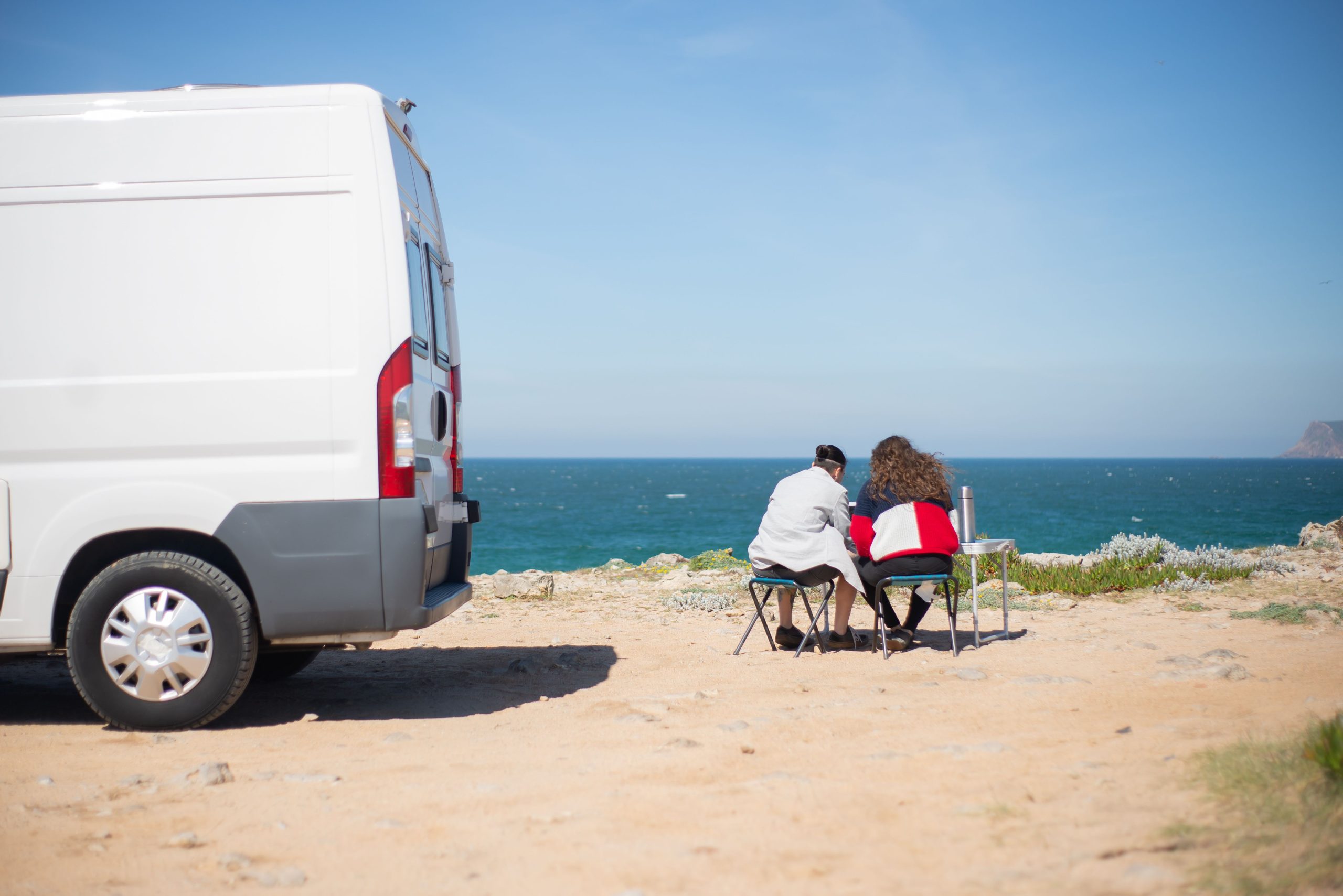 Couple profitant vue côtière camping-car