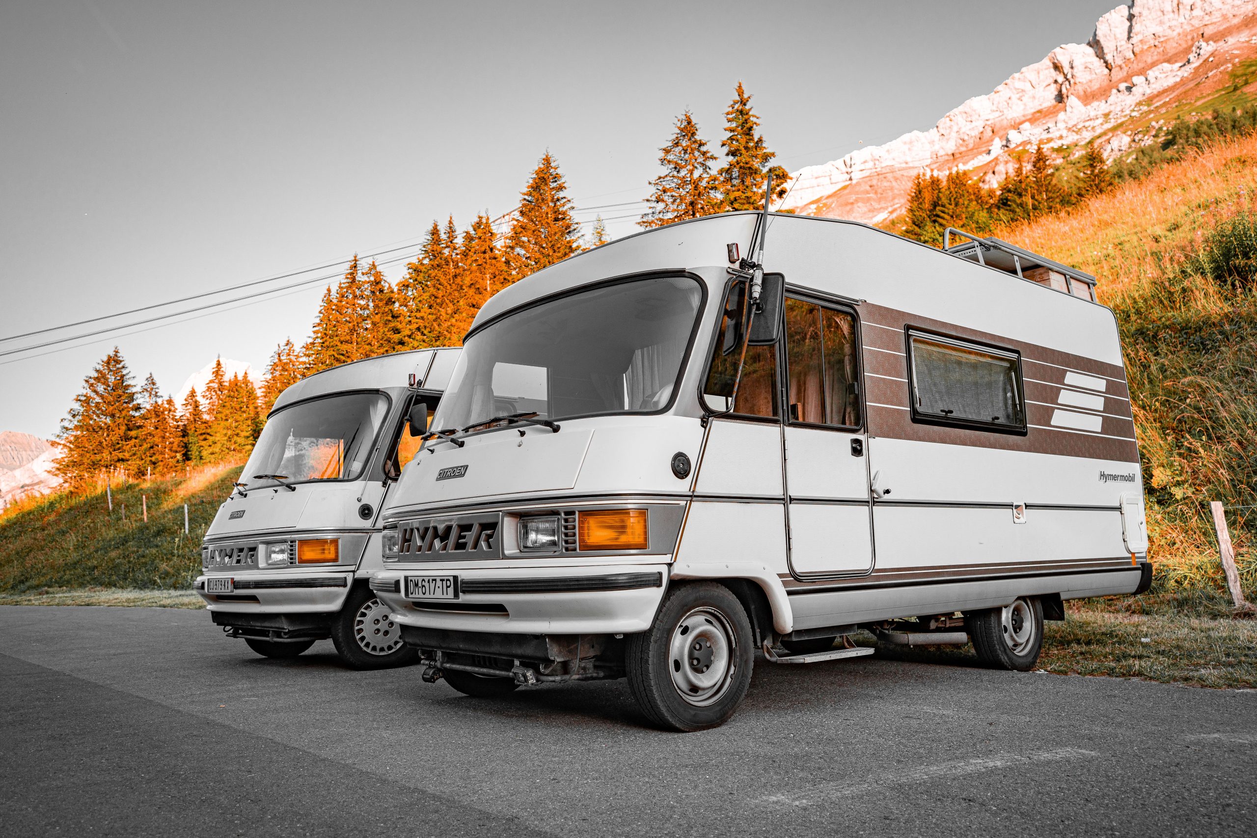 Camping-cars classiques devant les montagnes