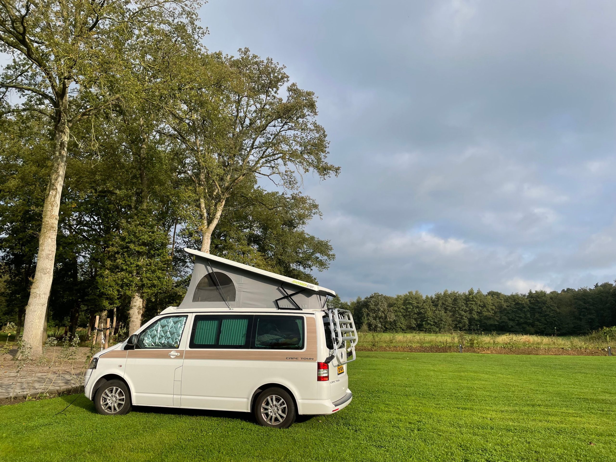 Camping-car dans prairie verte aux Pays-Bas