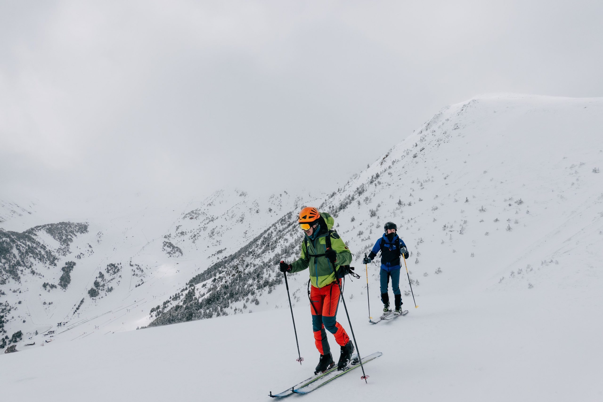 Deux skieurs equipement colore montee montagne